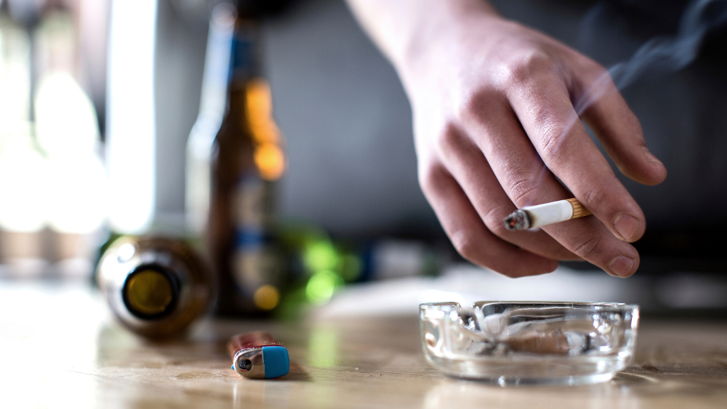 Hút thuốc lá và lạm dụng rượu bia sẽ gây hại trực tiếp đến hệ tim mạch