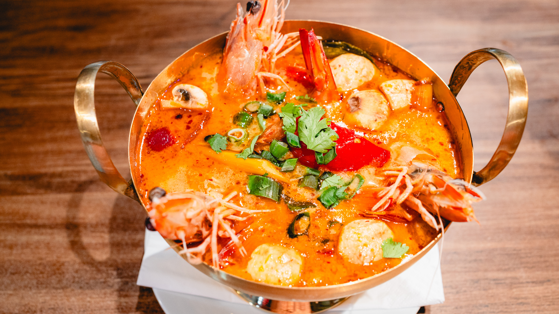 Thực phẩm cay, chua, nhiều dầu mỡ hoặc quá ngọt kích thích dạ dày tiết nhiều axit hơn