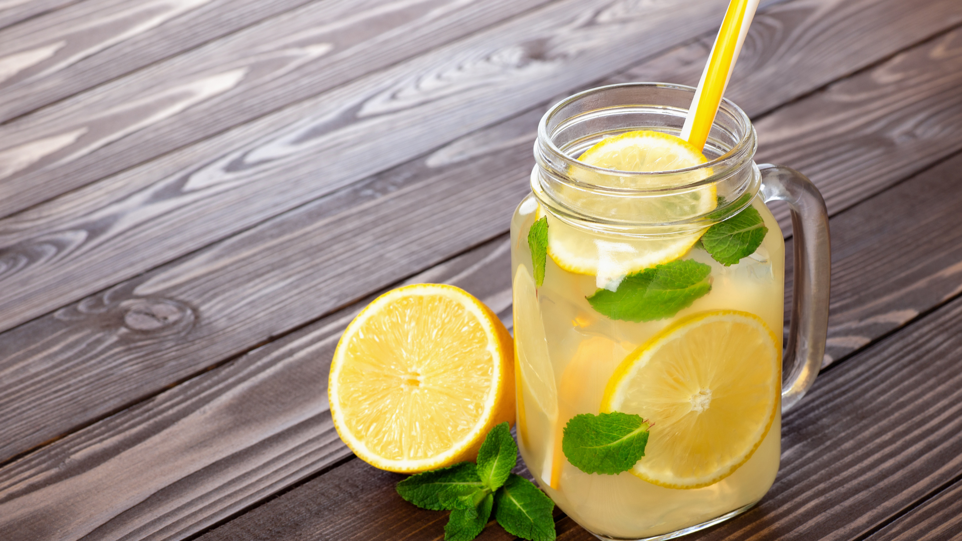 Uống nước chanh lúc đói để giảm đau nhưng lại làm tăng tiết axit sau đó