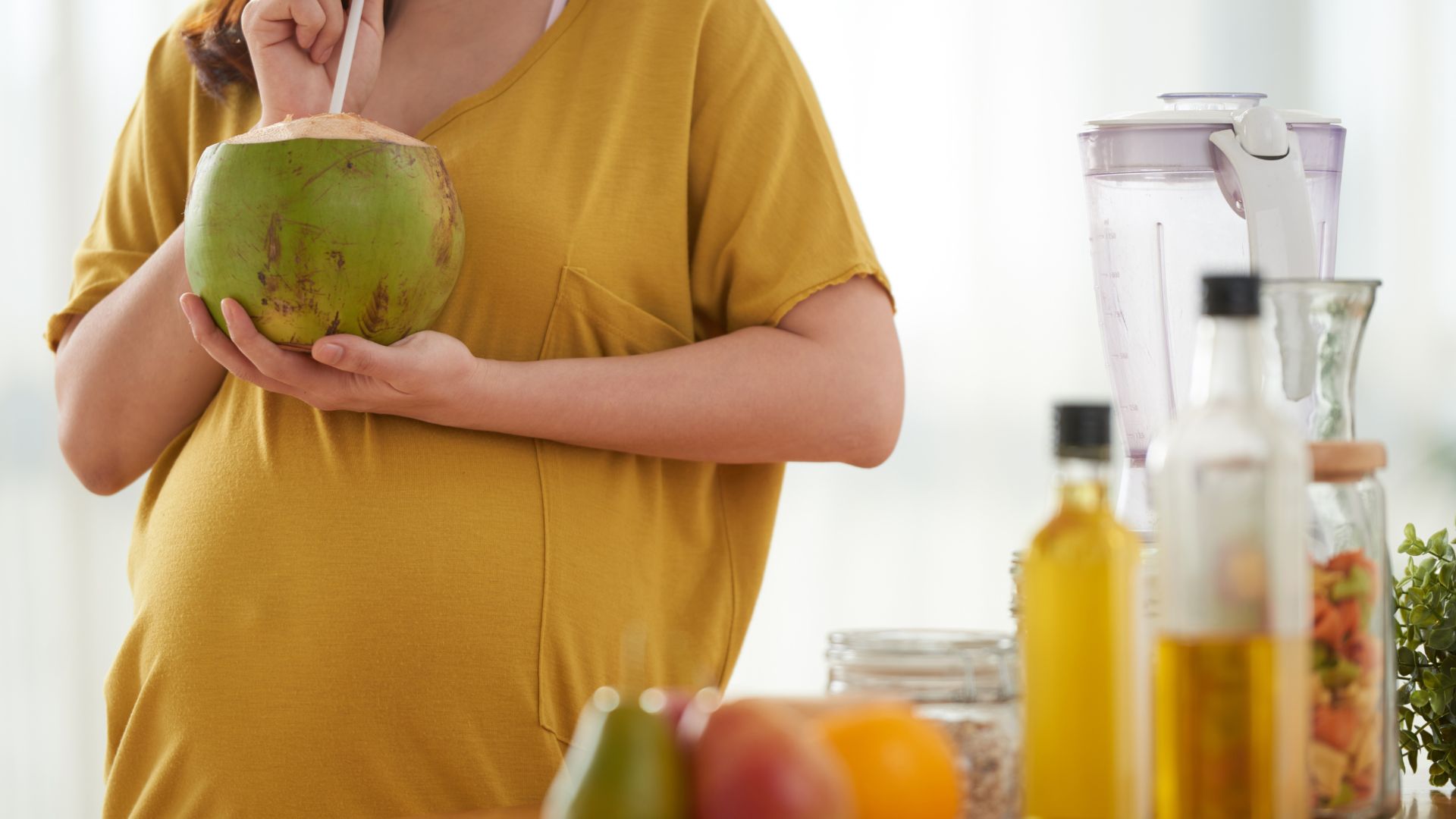 Mẹ bầu nên uống nước dừa vào giữa hoặc cuối thai kỳ