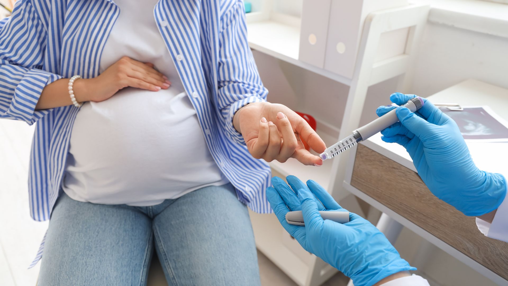 Mẹ bầu bị tiểu đường thai kỳ nên tránh uống nước dừa