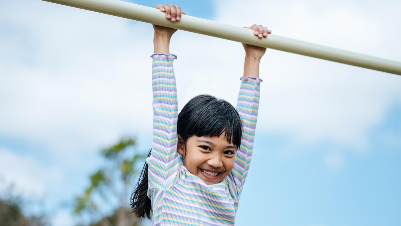 Đu xà là bài tập đơn giản nhưng tác động trực tiếp đến cột sống và hệ xương