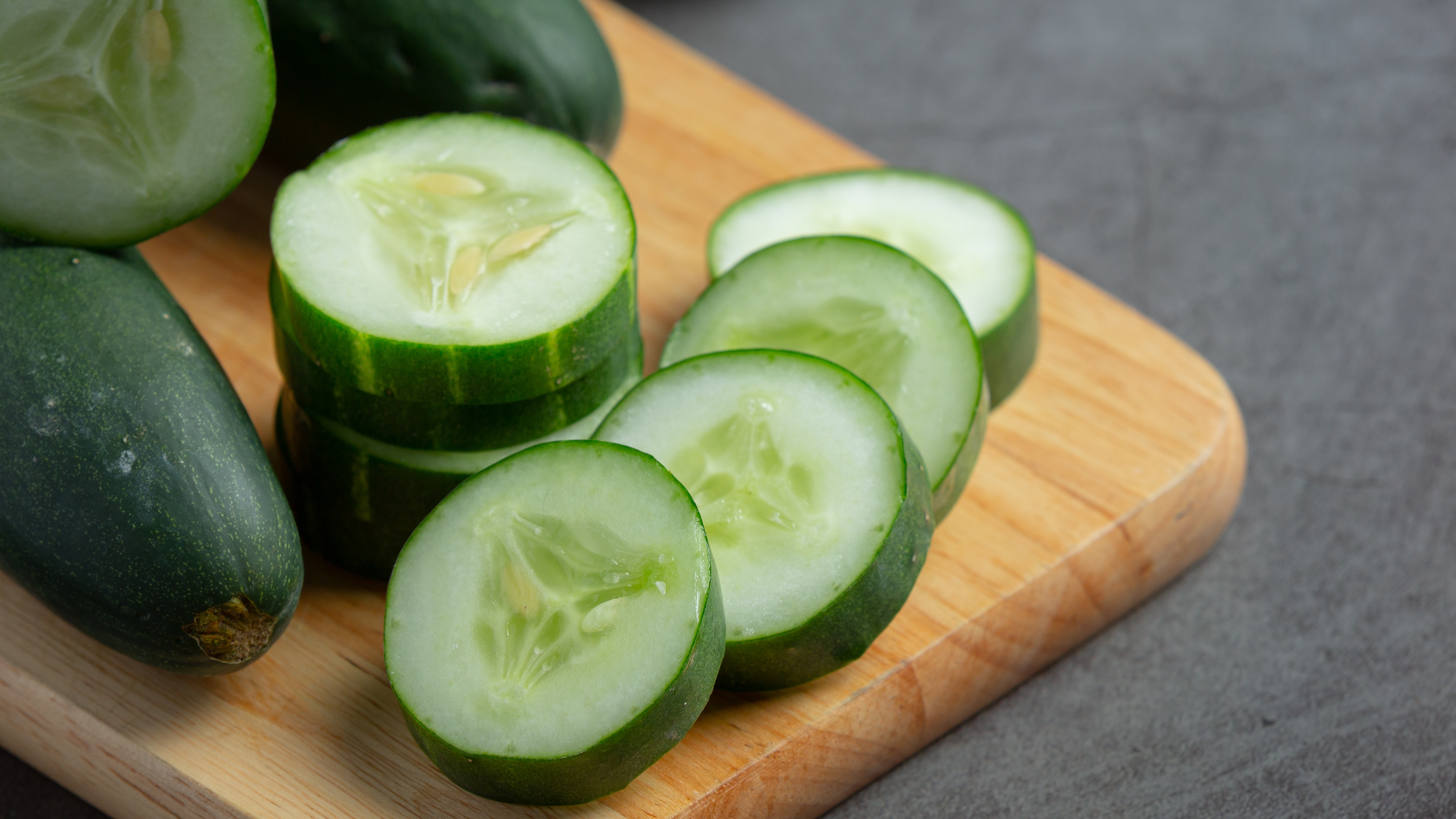 Nhiều người quan tâm đến vấn đề dưa chuột bao nhiêu calo khi xây dựng thực đơn ăn uống lành mạnh