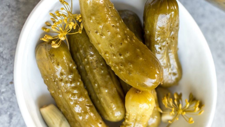 Dưa chuột muối thường chứa khoảng 15 - 20 calo/100g, gần tương đương với dưa chuột tươi