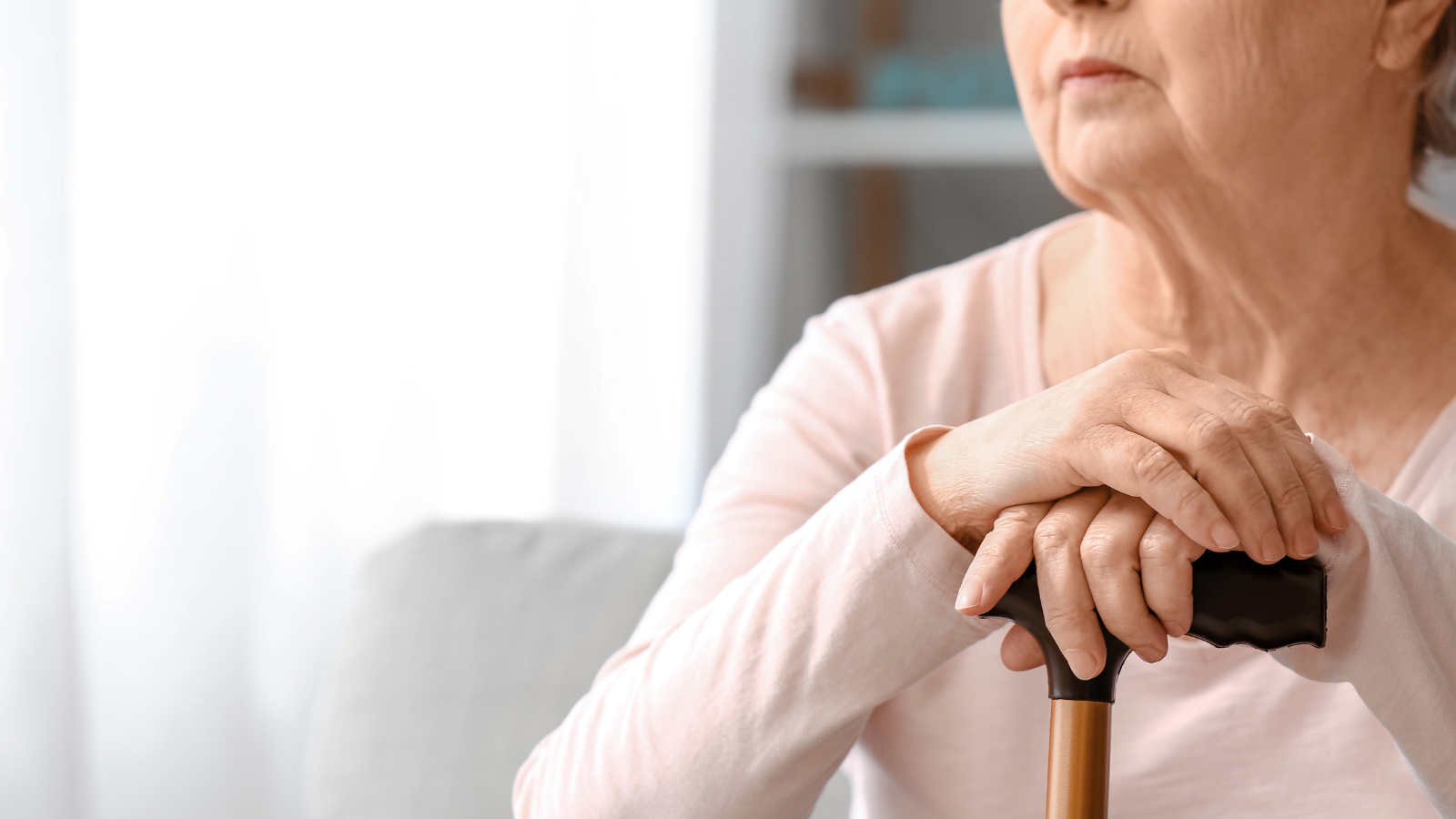 Nguyên nhân phổ biến nhất của đục thủy tinh thể người già là lão hóa tự nhiên