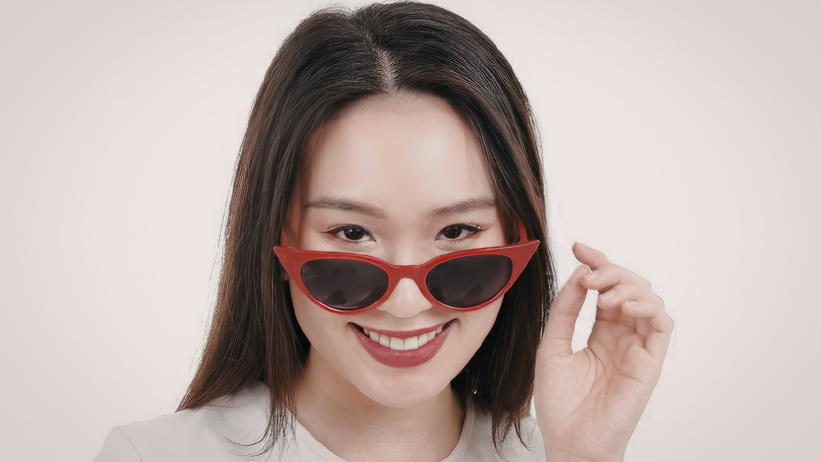 Đeo kính râm để Bảo vệ mắt khỏi tia cực tím, từ đó giúp phòng ngừa đục thủy tinh thể người già