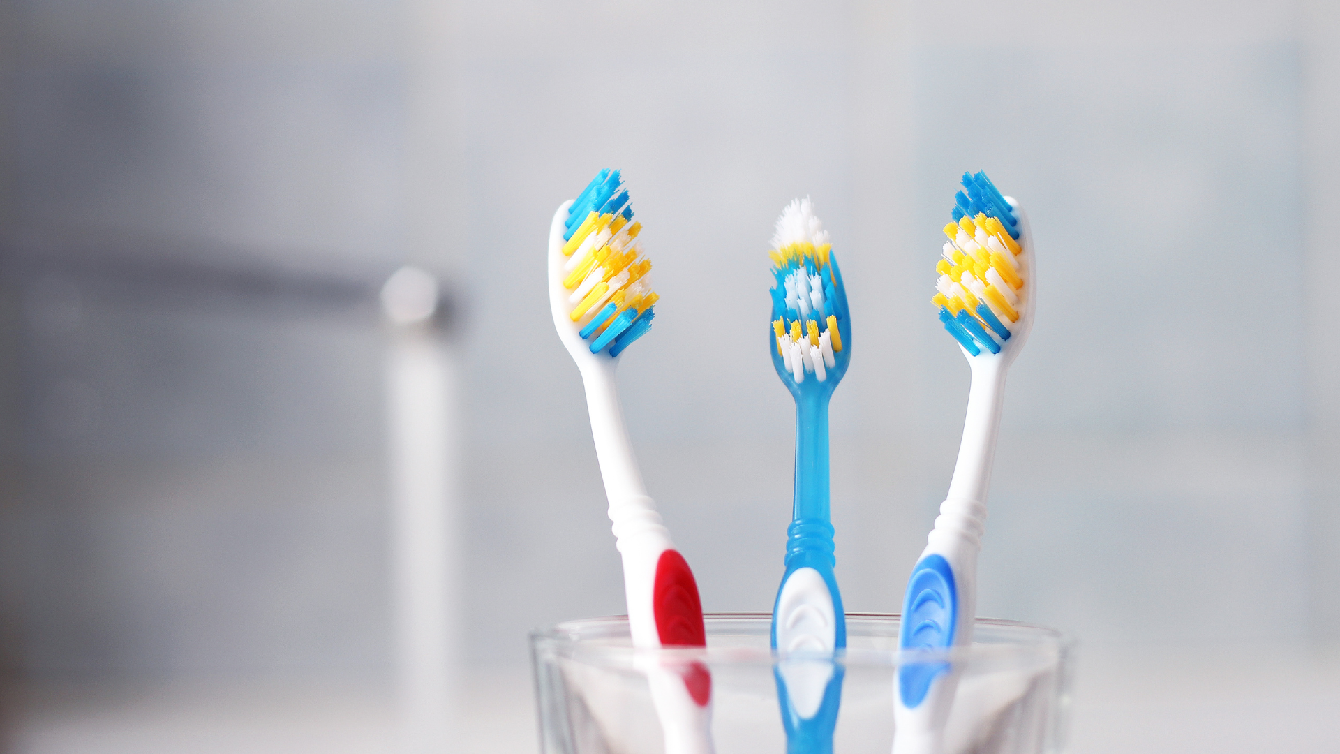 Tuyệt đối không dùng chung các vật dụng có khả năng dính máu