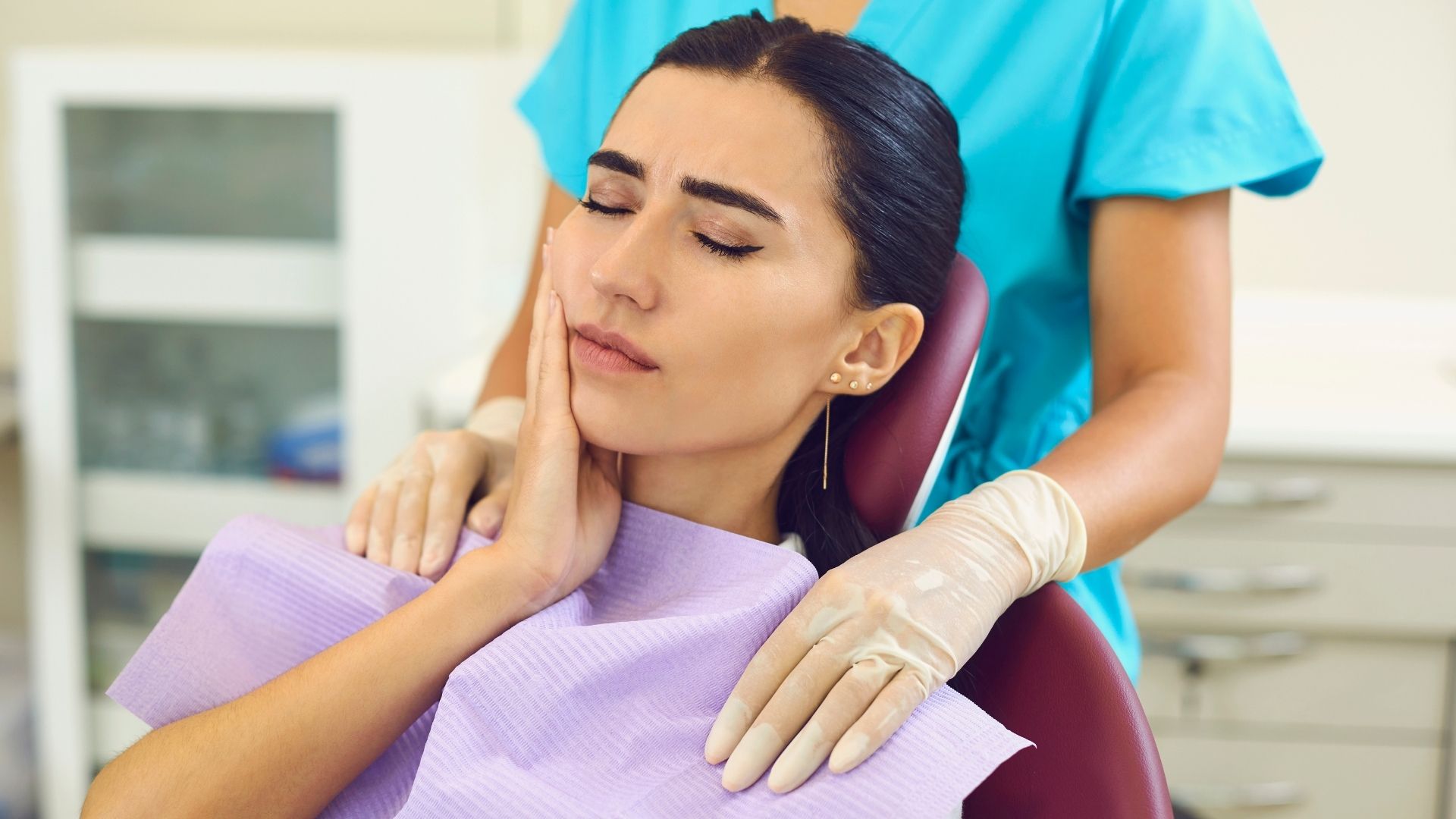 Người bệnh nên đi khám khi cảm giác ê buốt chuyển thành cơn đau