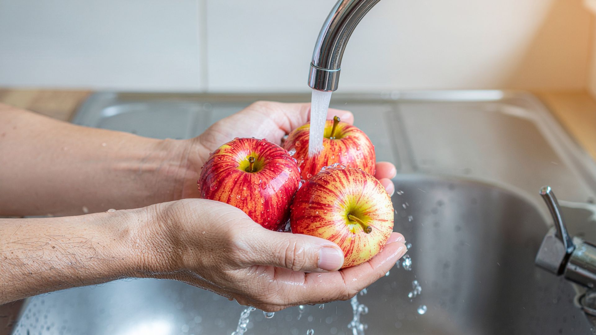 Bạn nên rửa kĩ trái cây bằng nước sạch hoặc gọt vỏ trước khi ăn để tránh nhiễm E. histolytica