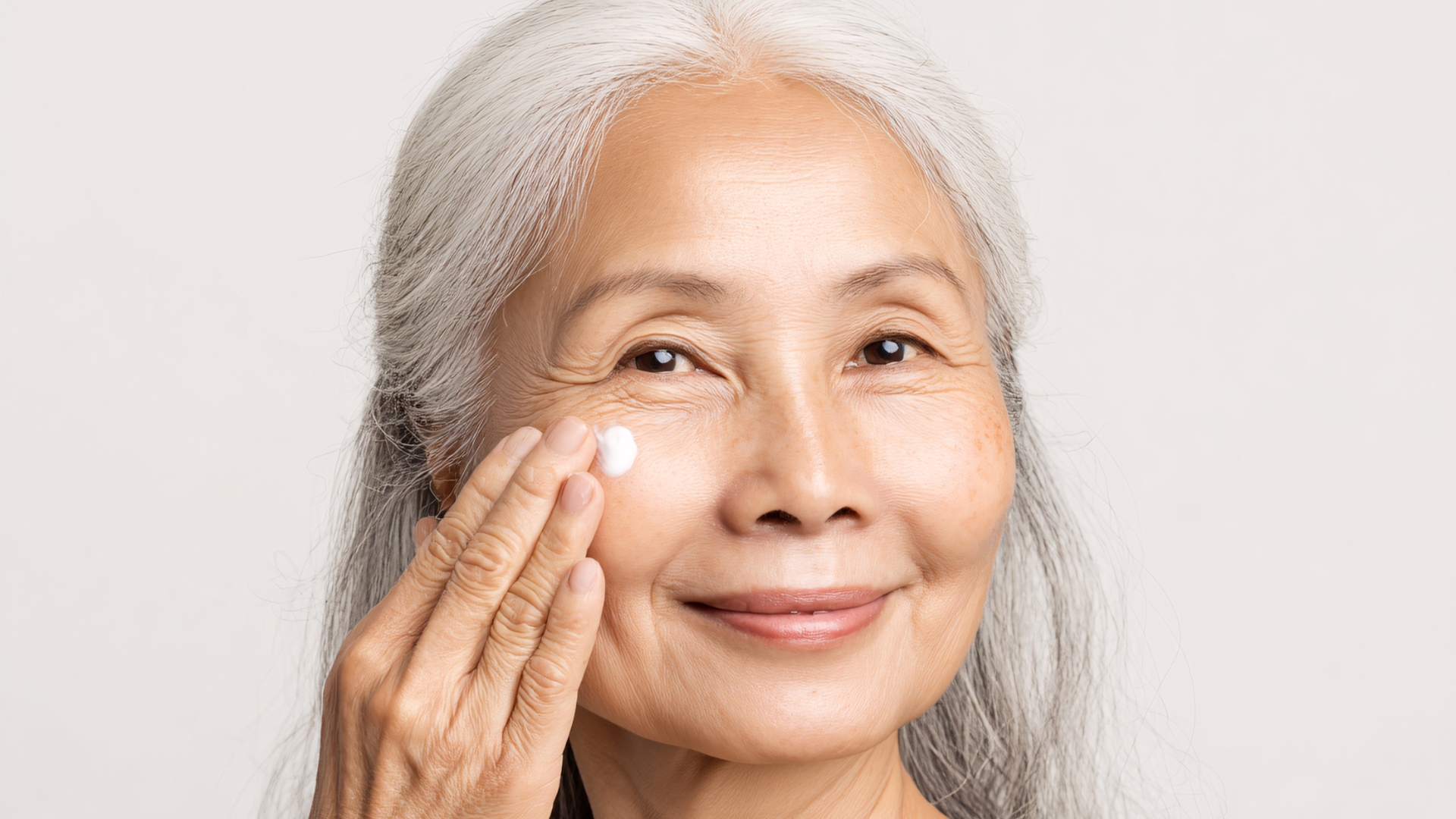 Trong chăm sóc da và mỹ phẩm EGCG còn được ứng dụng rộng nhờ khả năng hỗ trợ chống oxy hóa và kháng viêm nhẹ