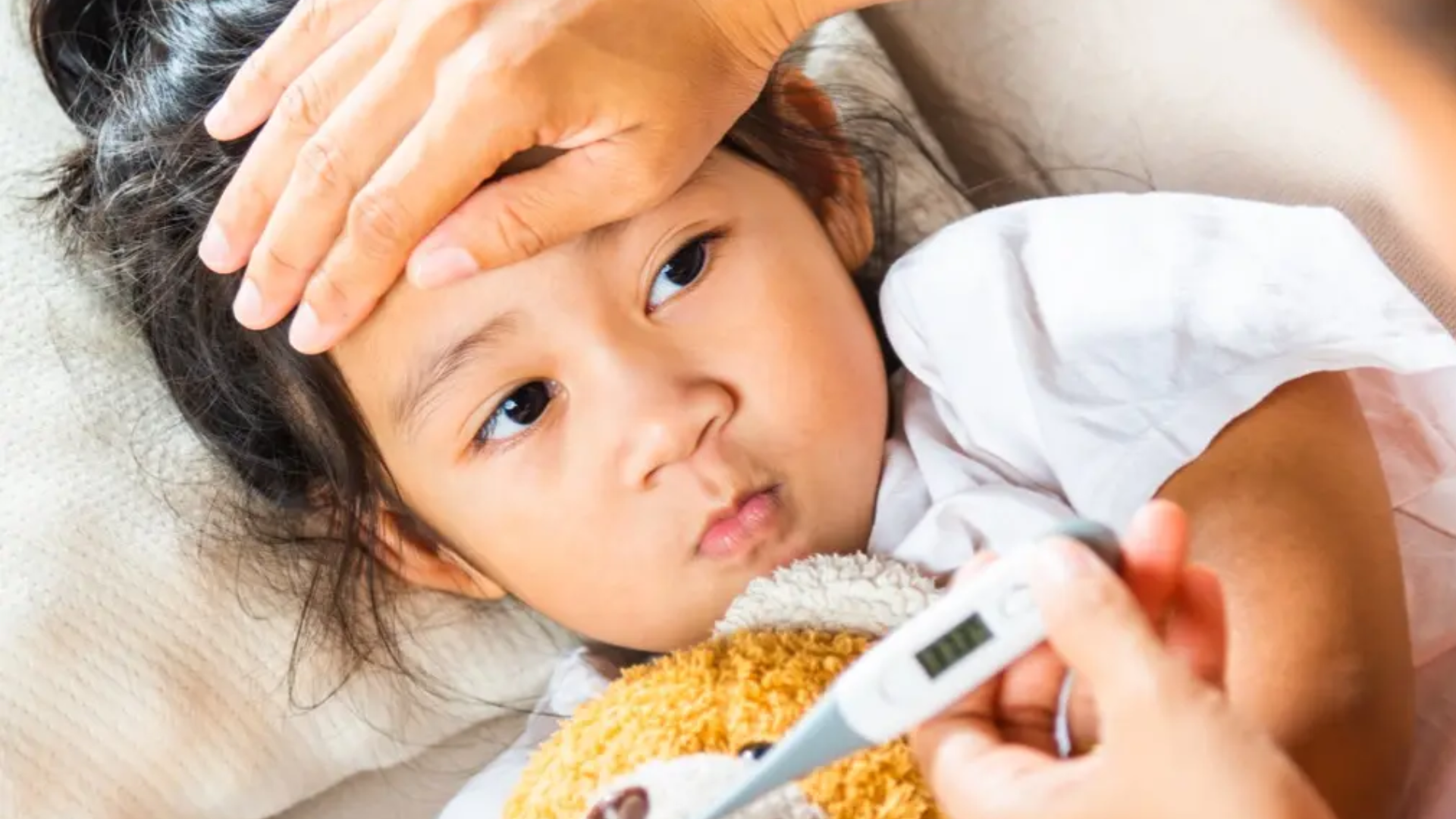 Sốt là dấu hiệu đầu tiên của tay chân miệng, kết hợp các nốt đỏ trên da giúp cha mẹ phát hiện kịp thời