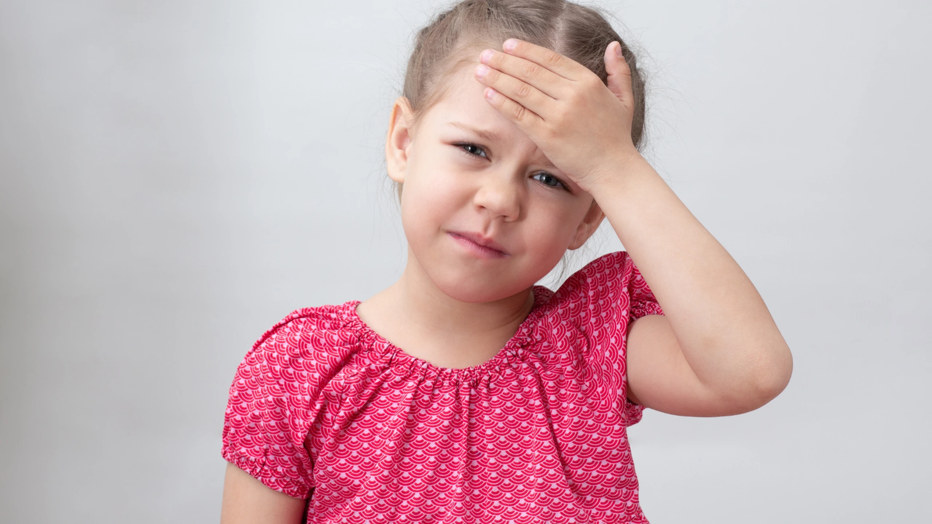 Viêm màng não vô khuẩn là biến chứng phổ biến khi nhiễm Enterovirus 71, gây sốt cao và cứng cổ
