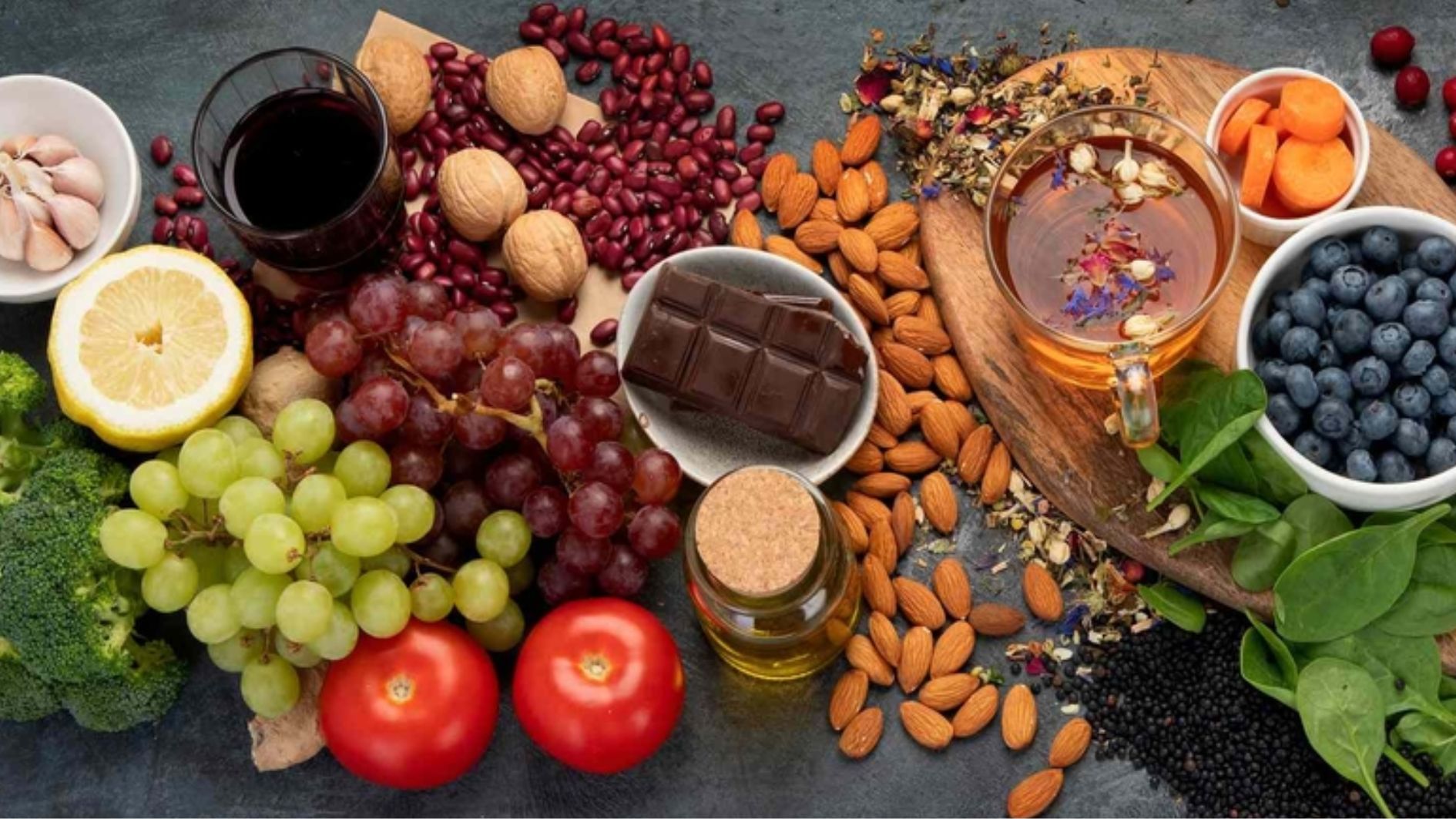 Flavonoid là gì? Flavonoid là nhóm hợp chất polyphenol có trong nhiều loại trái cây