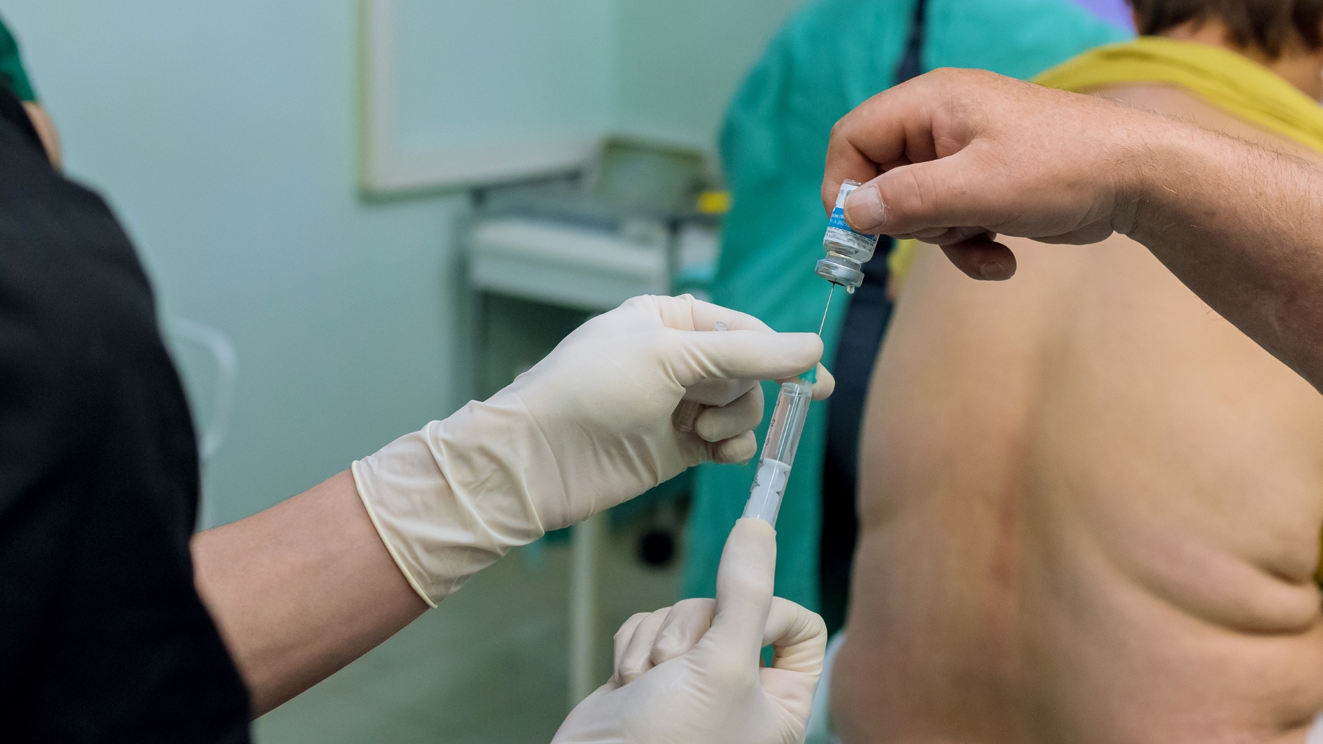 Trong trường hợp đau kéo dài và không đáp ứng với thuốc, bác sĩ có thể chỉ định tiêm corticoid vào vùng ngoài màng cứng quanh rễ thần kinh