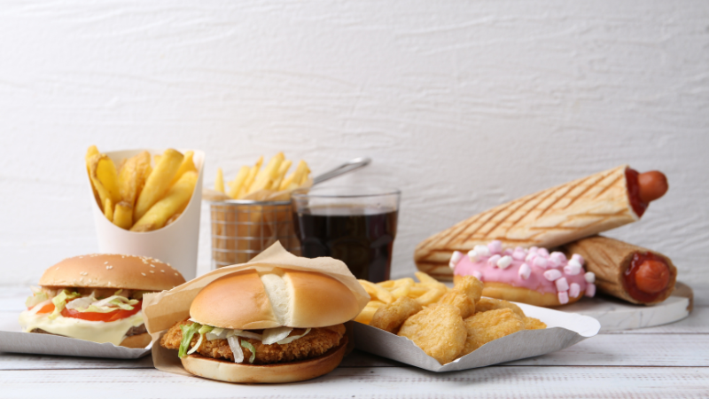 Người bị gai cột sống nên tránh thịt đỏ và đồ ăn nhanh