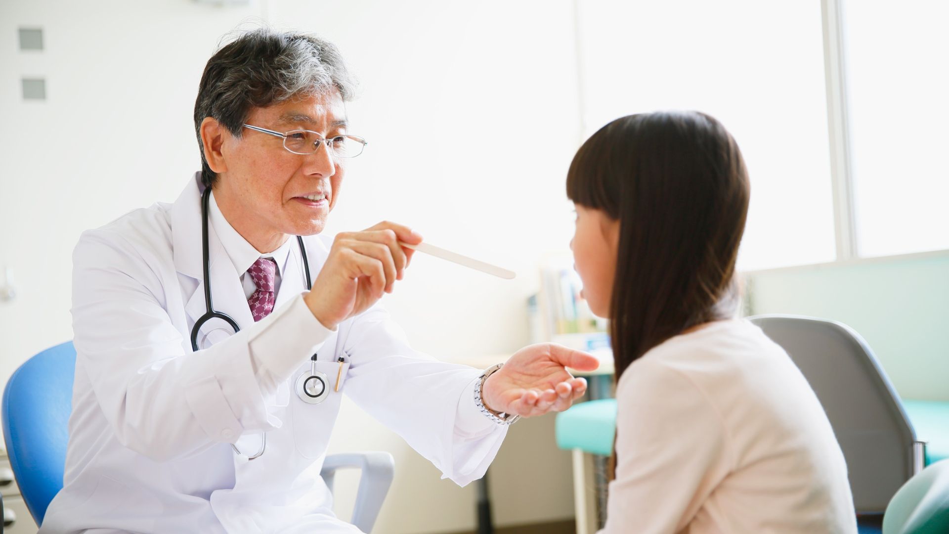 Bạn nên đến gặp bác sĩ nếu đau gai lưỡi kèm sốt cao