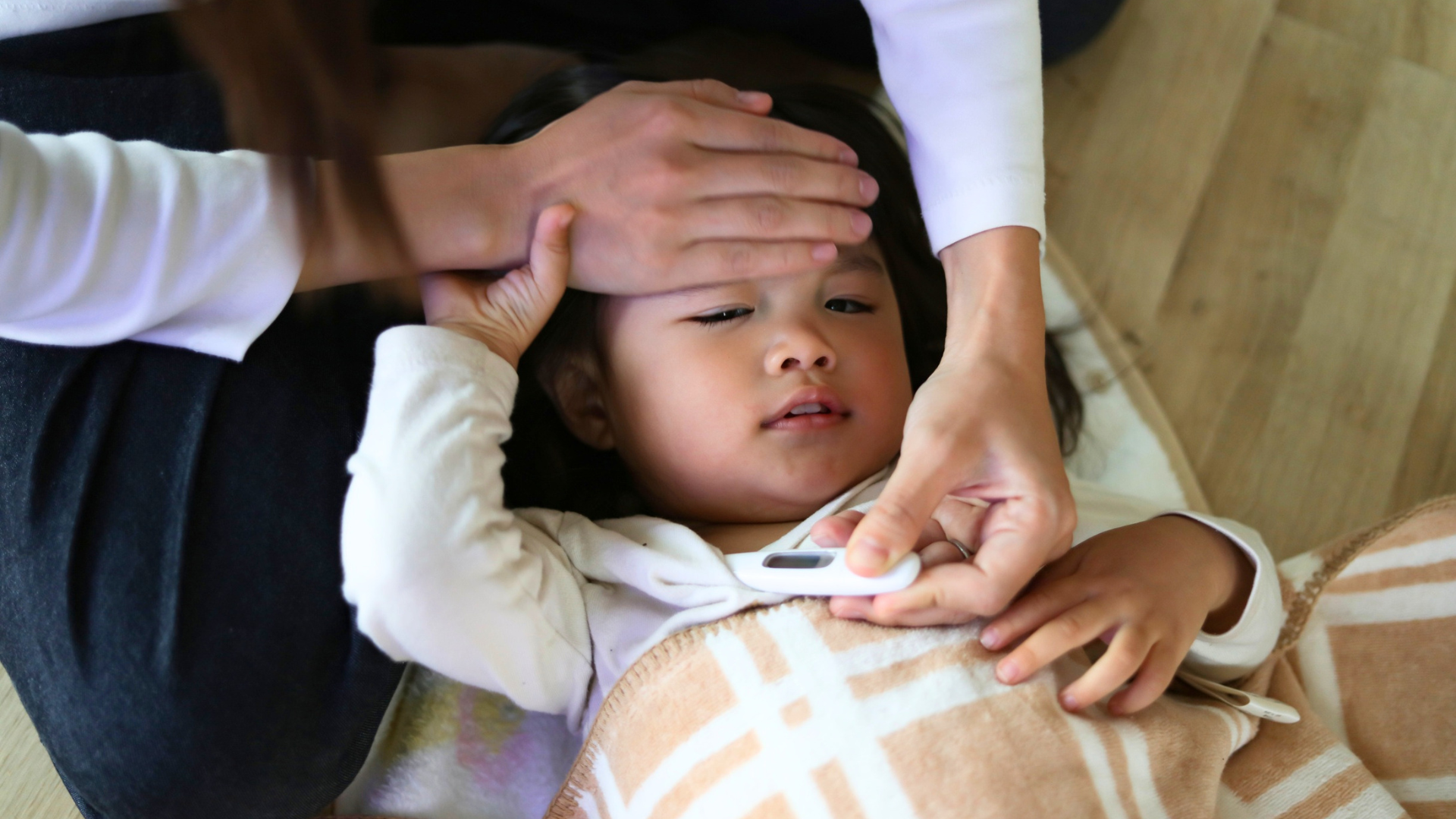 Nên đưa trẻ đi khám nếu trẻ sốt cao trên 39 độ