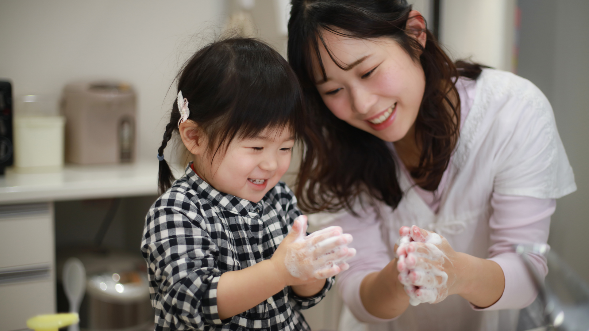 Cho trẻ rửa tay thường xuyên bằng xà phòng trước khi ăn và sau khi đi vệ sinh