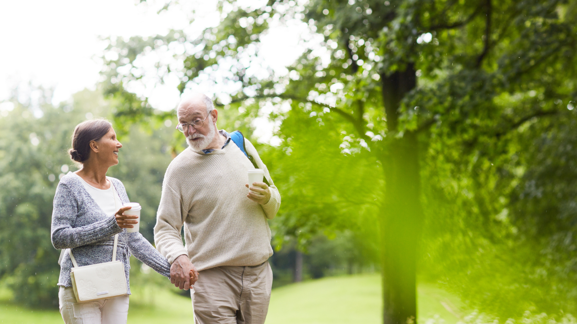Tập thể dục nhẹ nhàng như yoga, đi bộ hoặc dưỡng sinh để tăng sức mạnh cơ - xương