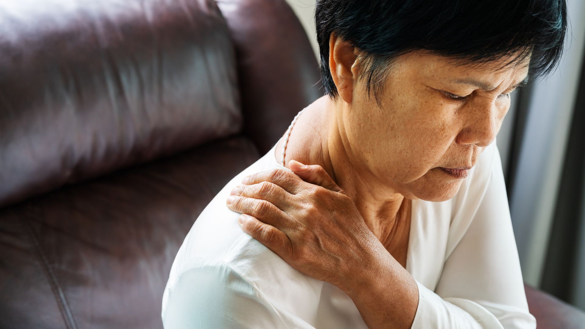 Chấn thương do té ngã, đặc biệt ở người lớn tuổi là nguyên nhân khiến xương vai bị gãy