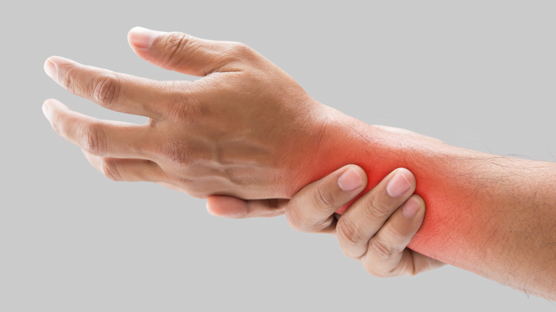 Bệnh nhân thường có cảm giác đau dữ dội khu trú ở vùng một phần ba dưới xương quay, đặc biệt khi vận động hoặc sờ nắn