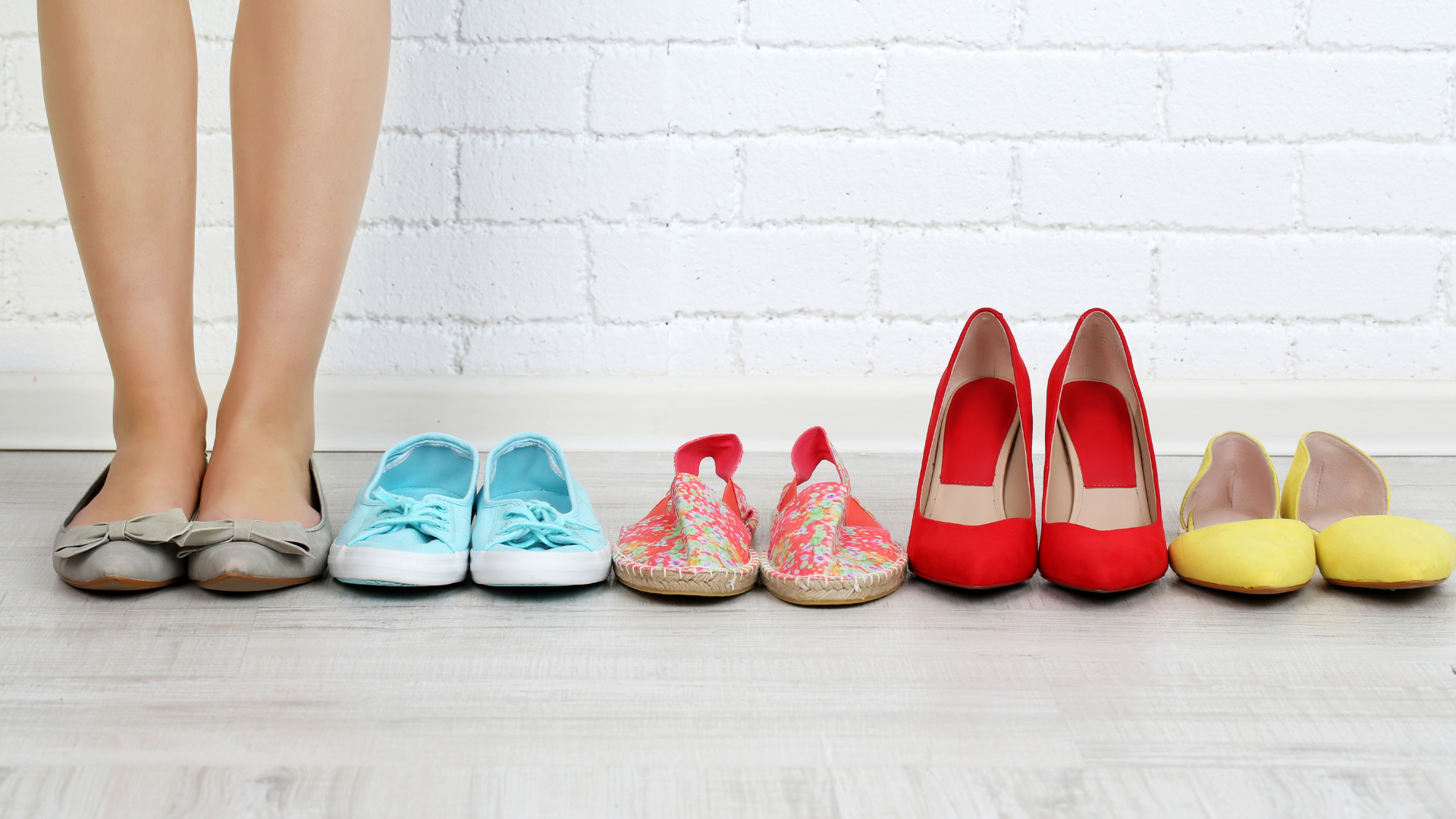 Chủ động bảo vệ ngón chân út bằng giày vừa chân, mũi rộng, đế chống trơn hạn chế chấn thương