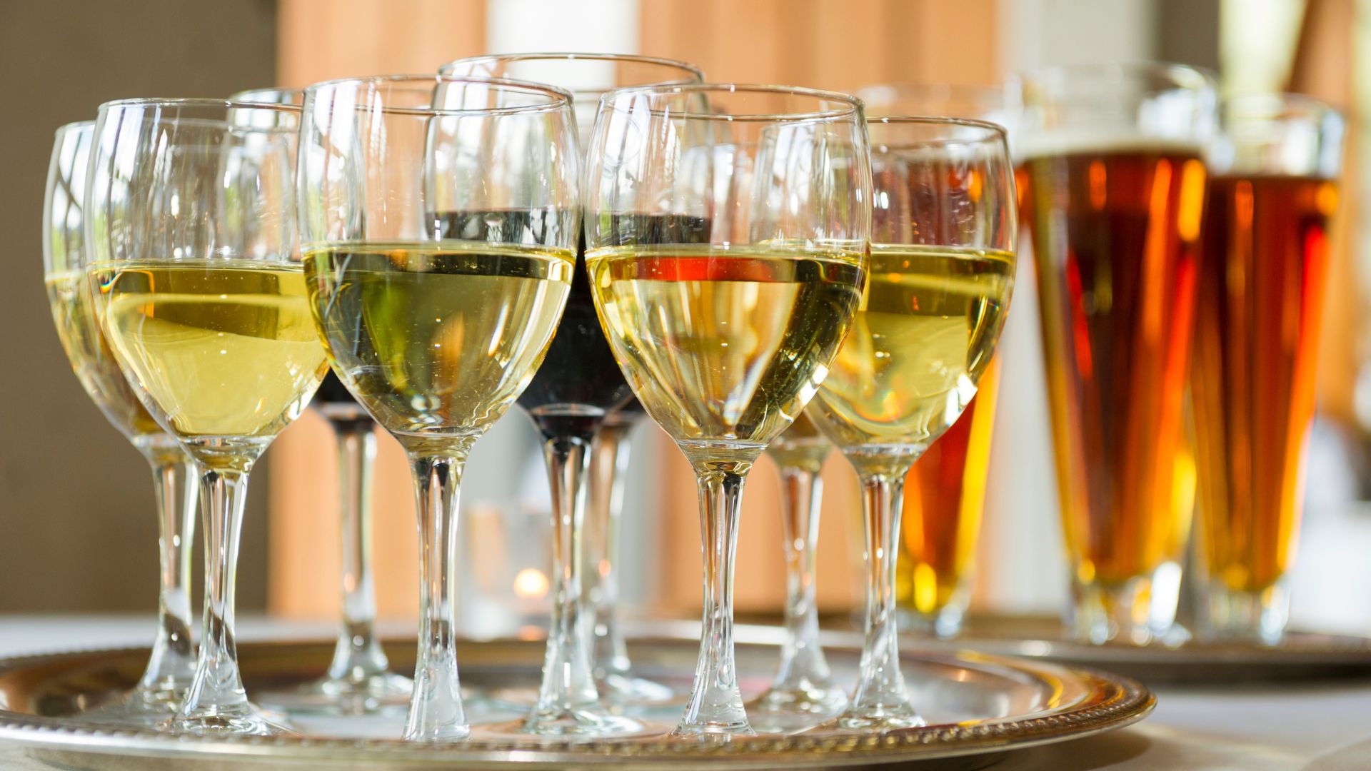 Người bị gãy xương nên hạn chế sử dụng bia rượu