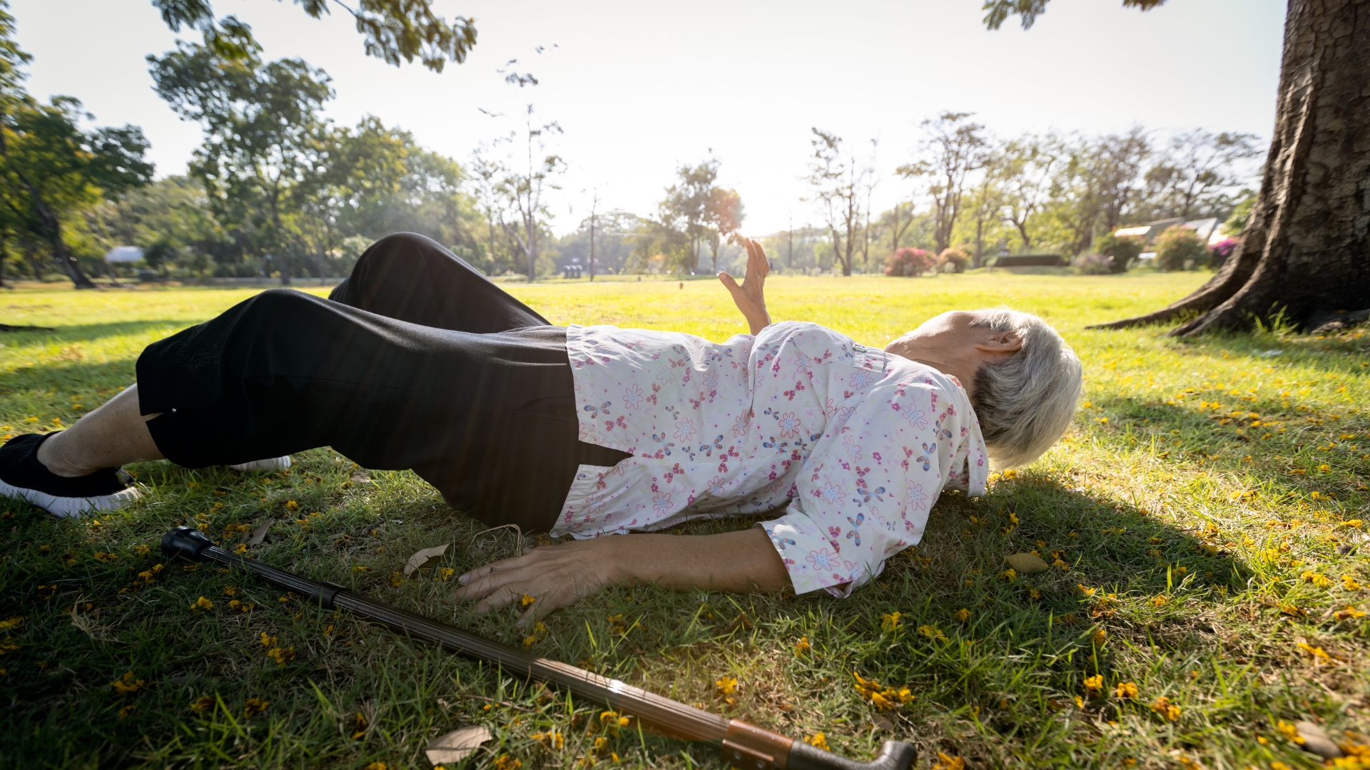 Gãy có thể xảy ra do lực xoắn mạnh hoặc lực nén dọc trục khi người bệnh té và chống tay xuống đất