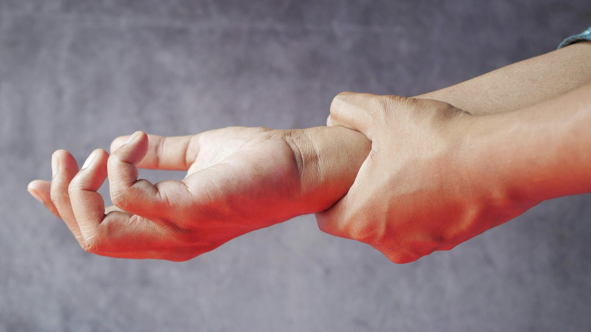 Do thần kinh quay chạy sát xương cánh tay, gãy xương có thể gây chèn ép hoặc đứt thần kinh, dẫn đến yếu hoặc liệt duỗi cổ tay và ngón tay