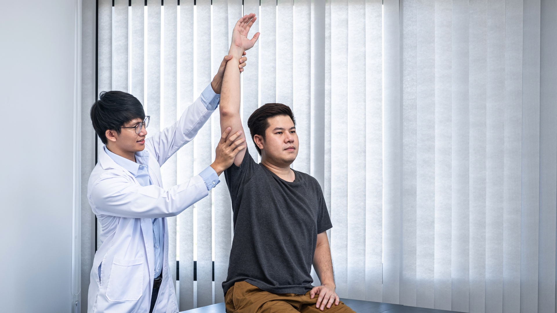 Phục hồi chức năng đóng vai trò thiết yếu trong toàn bộ quá trình điều trị gãy thân xương cánh tay