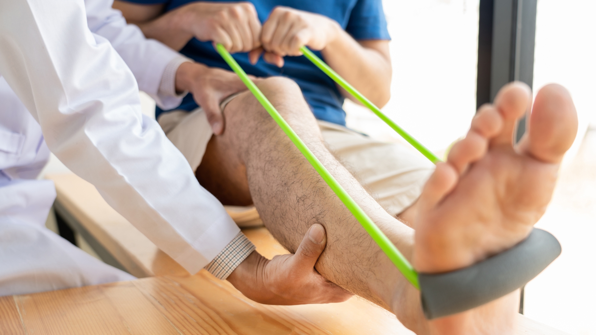 Theo tiến triển của liền xương và hướng dẫn từ bác sĩ, người bệnh sẽ được tập luyện tăng dần khả năng chịu trọng lực lên bàn chân bị thương