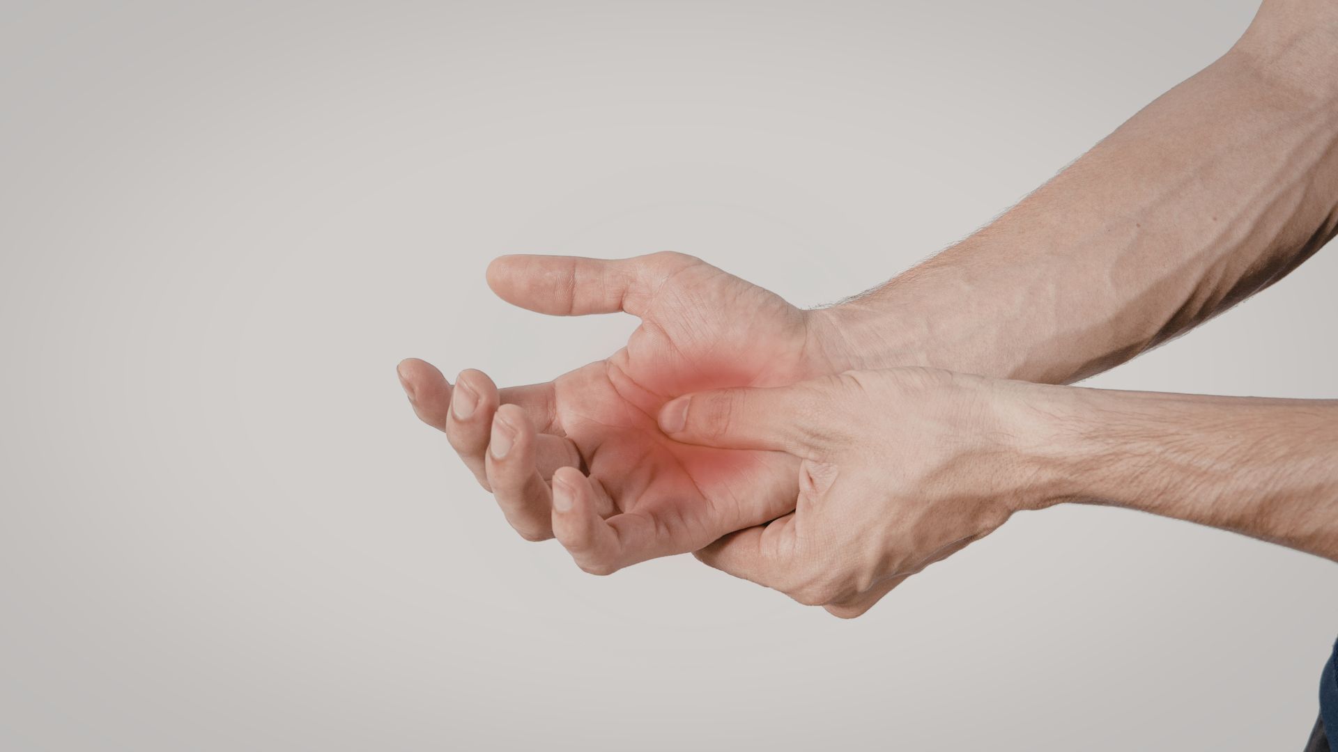 Khi xương bàn tay bị gãy người bệnh cảm thấy đau nhức dữ dội tại vị trí chấn thương