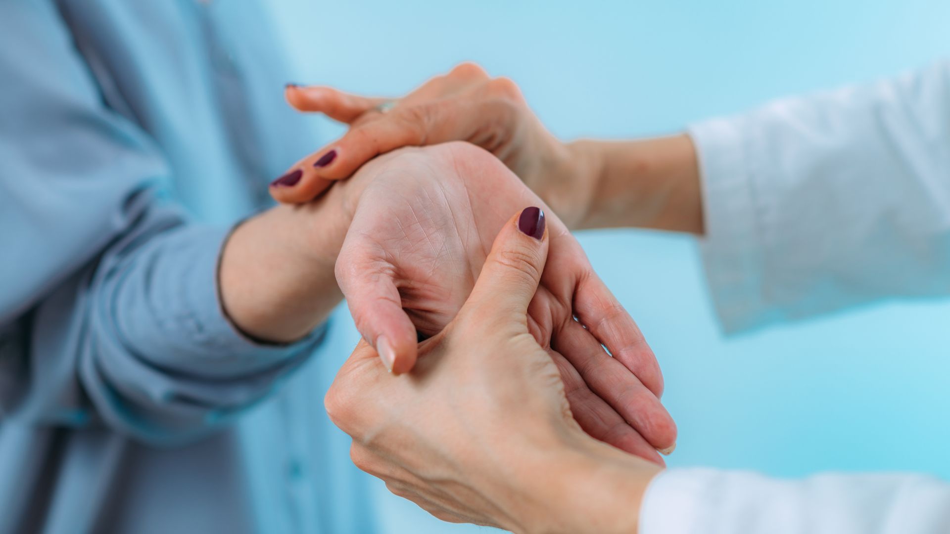 Bác sĩ kiểm tra mức độ tổn thương để đưa ra phương pháp điều trị phù hợp