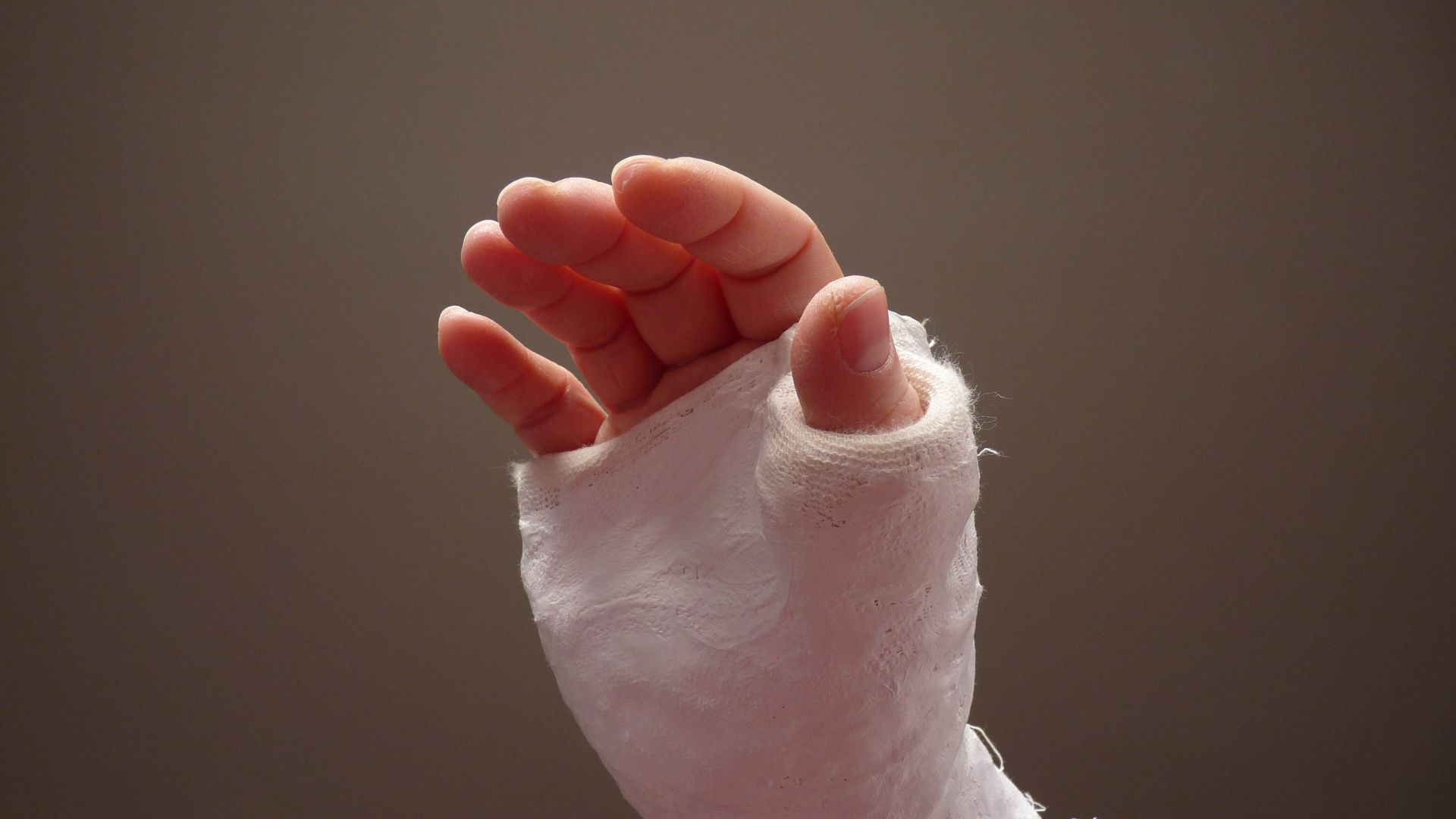 Điều trị bảo tồn bằng cách bó bột vị trí gãy và hạn chế vận động để xương có thể lành