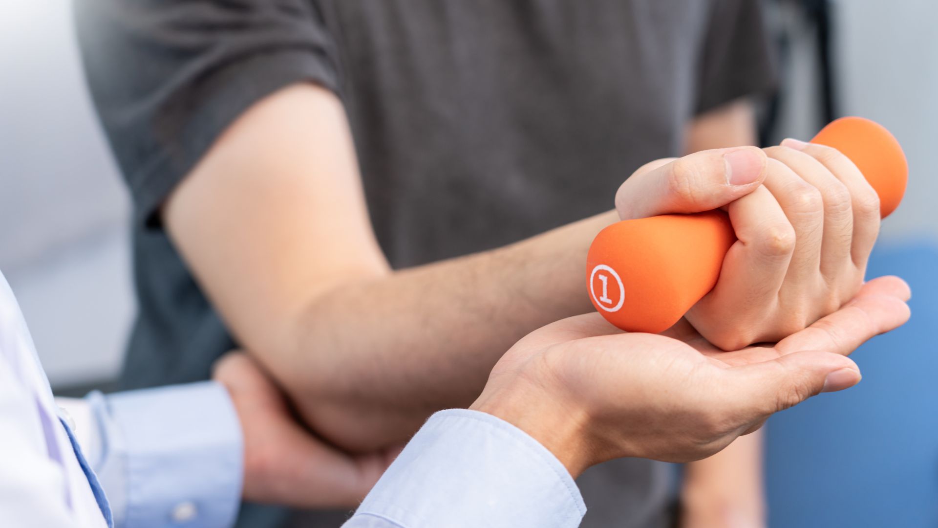 Sau khi điều trị bảo tồn hoặc phẫu thuật, người bệnh nên thực hiện vật lý trị liệu để phục hồi chức năng hoạt động của bàn tay