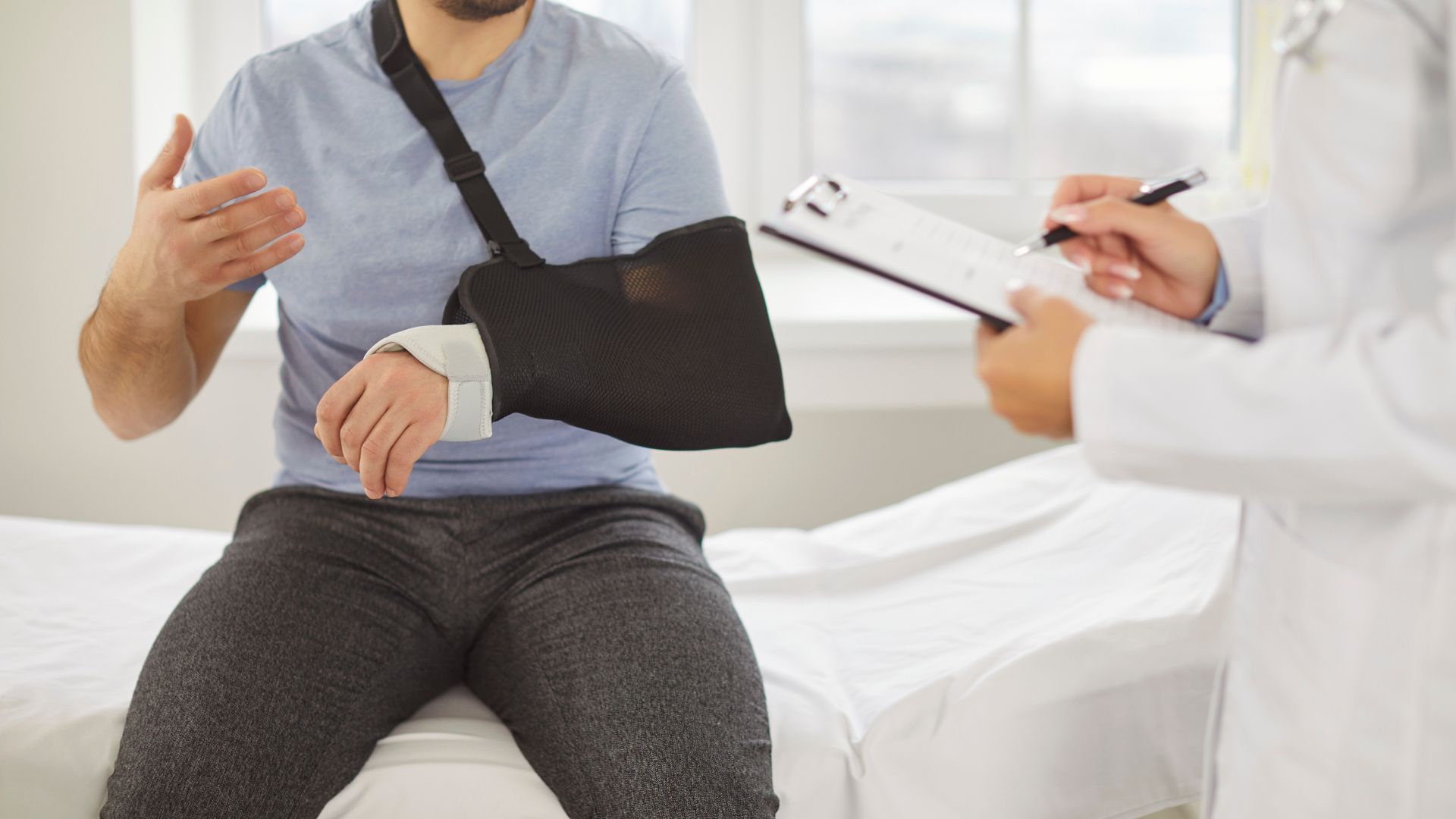 Người bệnh đã có thể cử động tay nhẹ nhàng theo hưỡng dẫn là dấu hiệu cho thấy giai đoạn liền xương đang tiến triển thuận lợi