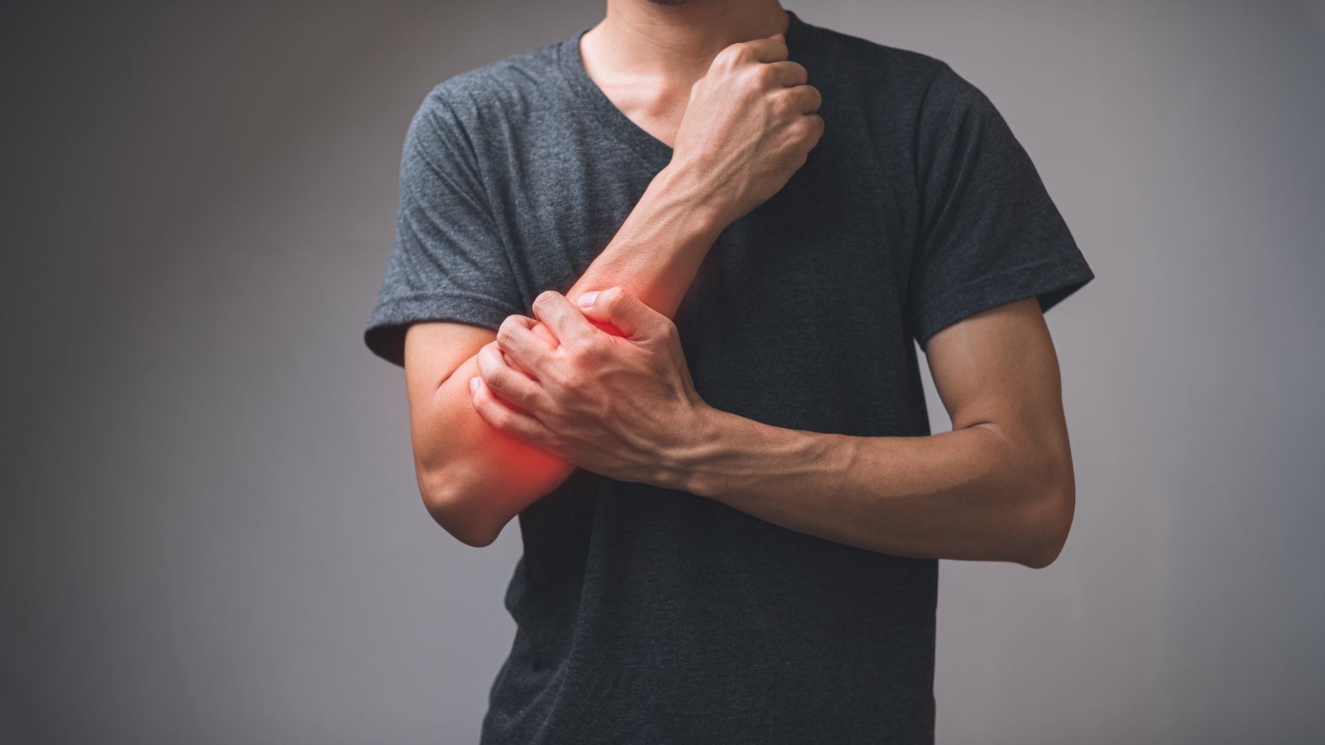 Người bệnh thường cảm thấy đau dữ dội ở vùng cánh tay khi xương cánh tay bị gãy