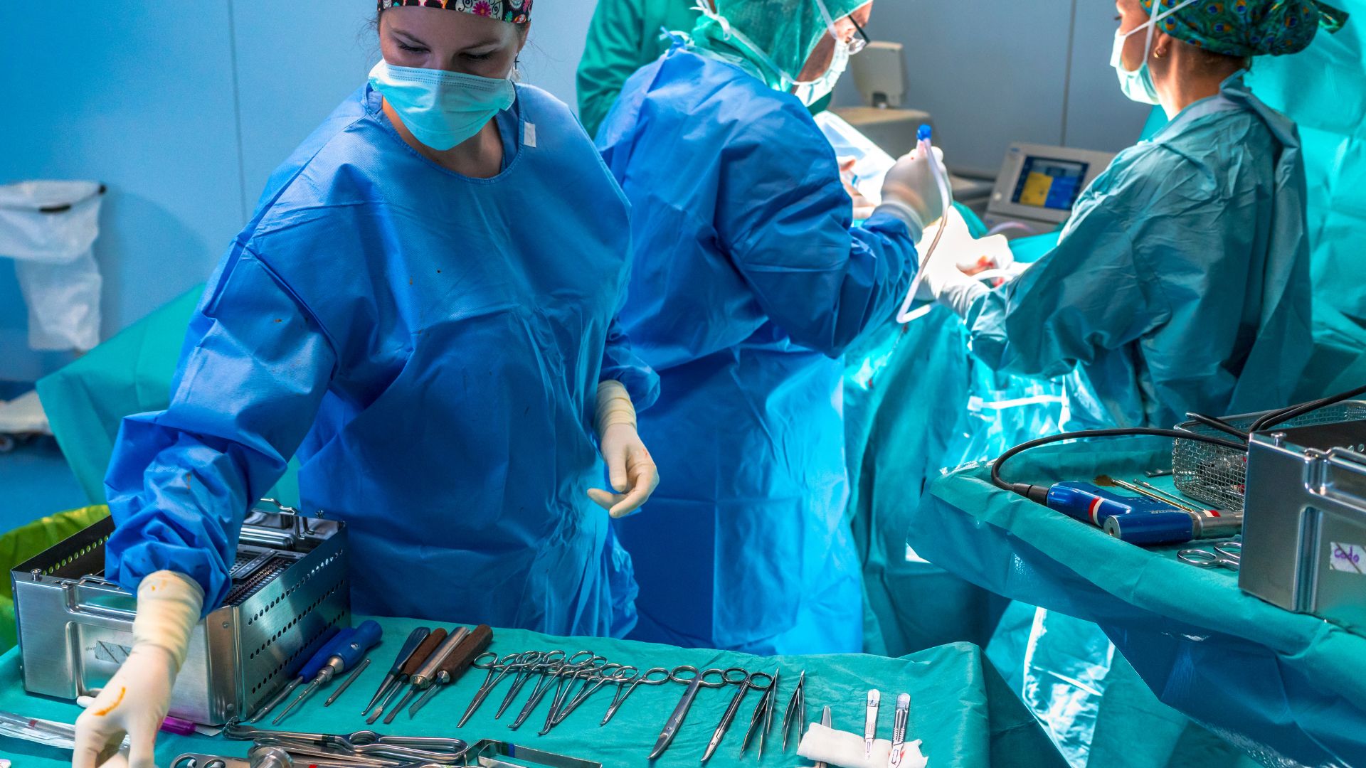 Người gãy xương cánh tay bị dị lệch nhiều thường được chỉ định phẫu thuật can thiệp