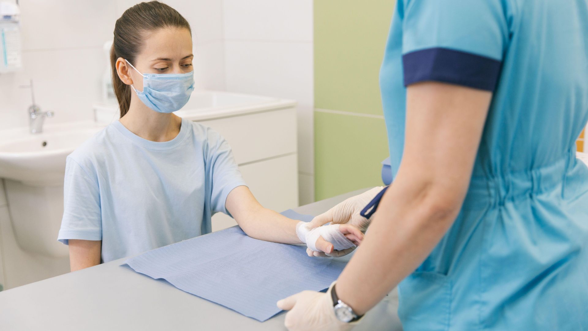 Bó bột là một trong những phương pháp điều trị gãy xương cổ tay hiện nay