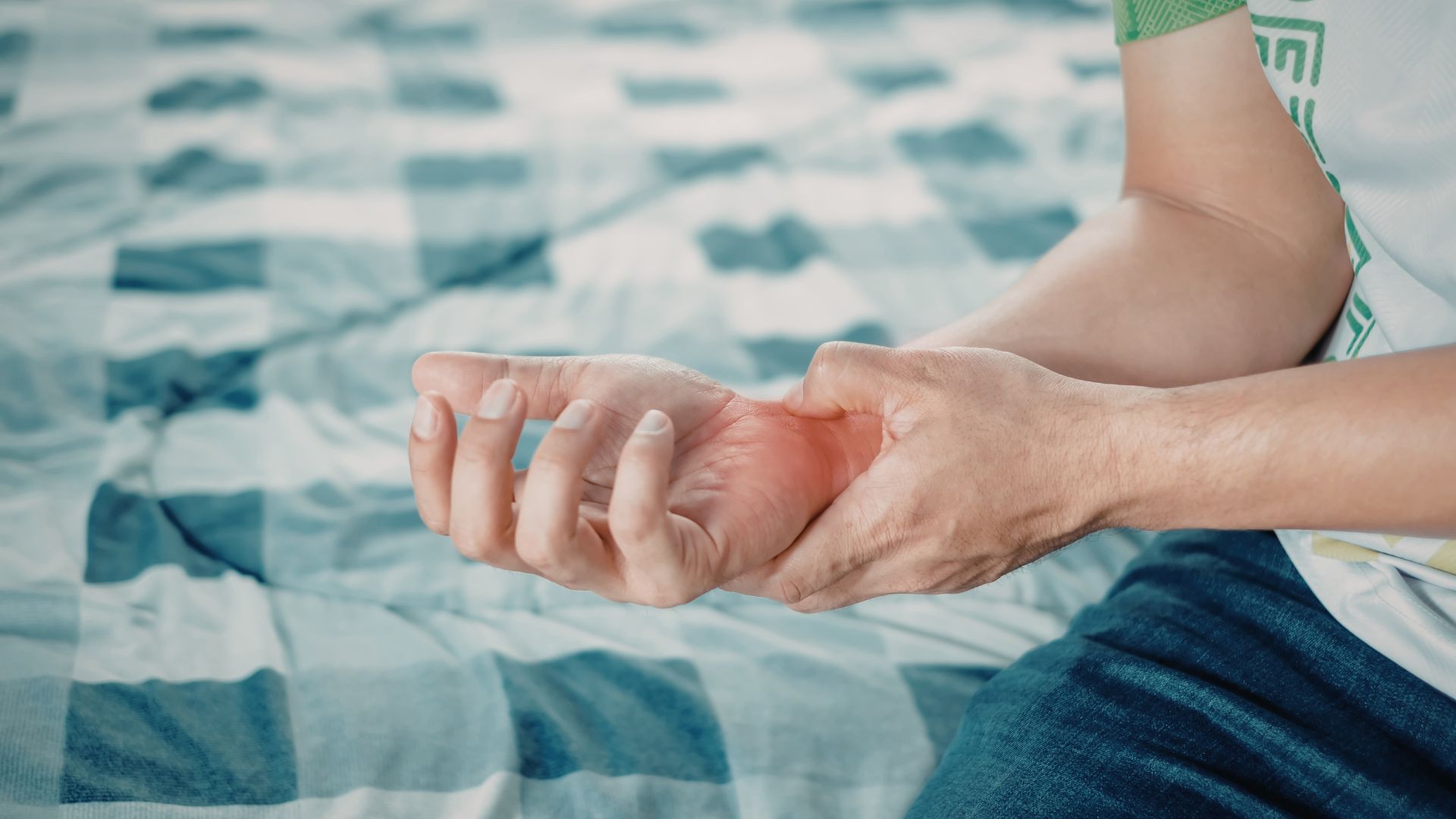 Gãy xương cổ tay khiến vùng xung quanh cổ tay sưng tấy kèm bầm tím