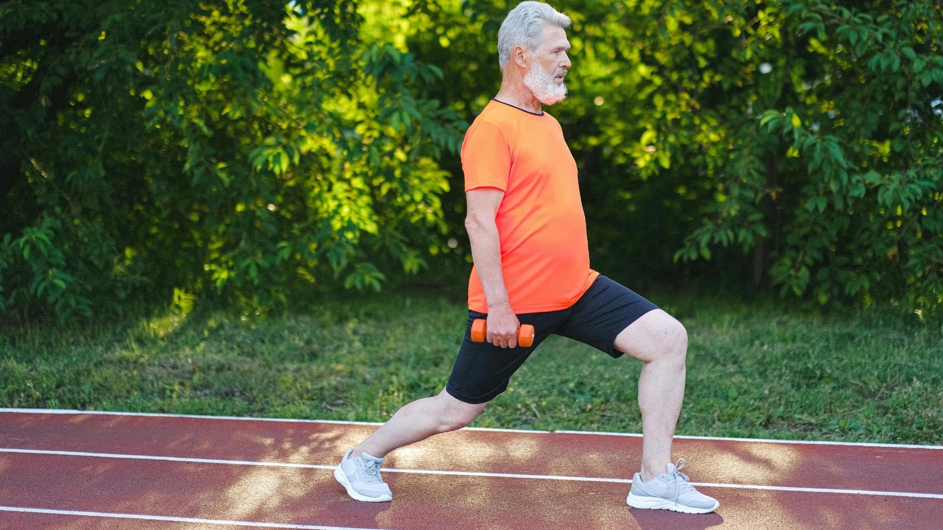 Người cao tuổi nên vận động nhẹ nhàng và cẩn thận