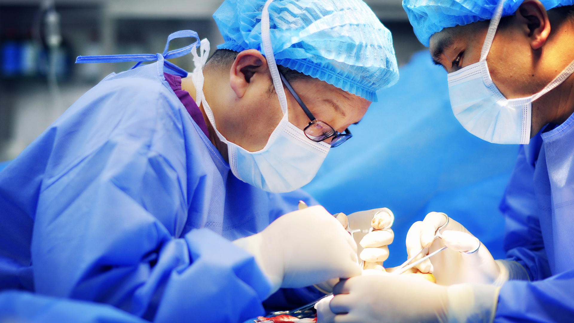 Phẫu thuật được chỉ định khi xương gãy di lệch nhiều, gãy phức tạp