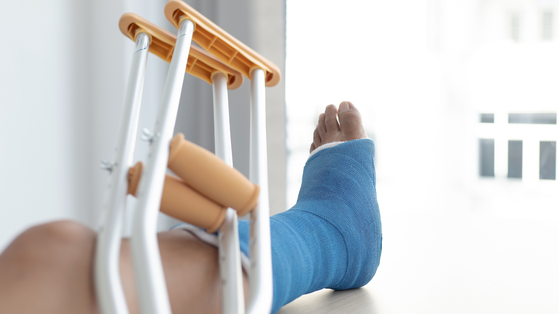 Trong giai đoạn đầu, việc bất động khớp cổ chân bằng nẹp, bó bột hoặc đinh nội tủy là cần thiết để đảm bảo xương liền đúng trục