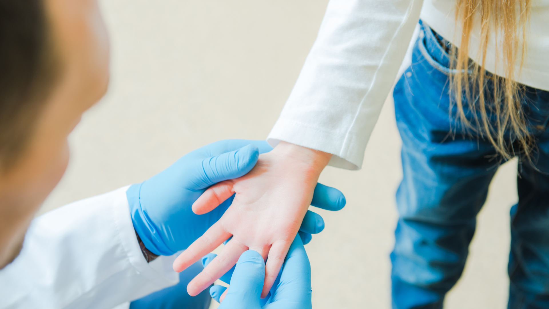 Người bệnh cần tái khám đúng lịch để bác sĩ theo dõi tiến trình liền xương