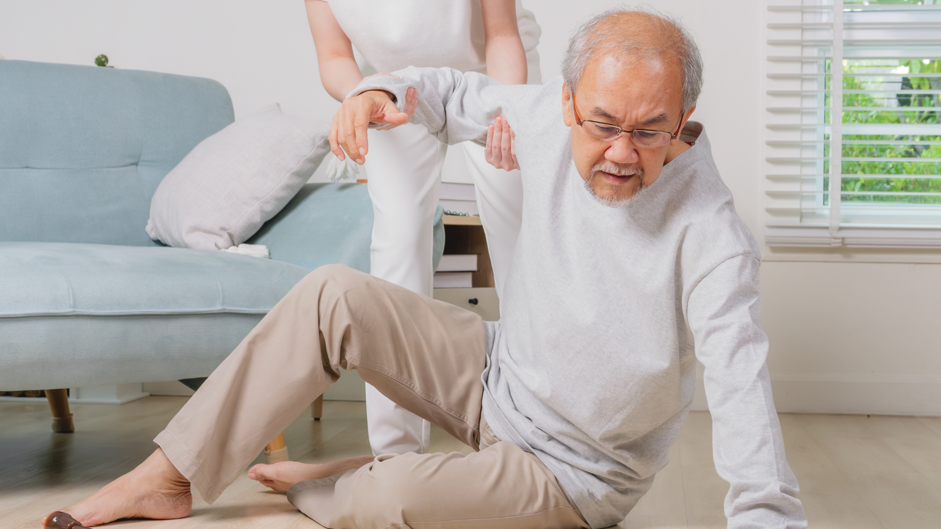 Người cao tuổi hoặc người bị loãng xương có mật độ xương giảm, dễ gãy dù chỉ với va chạm nhẹ