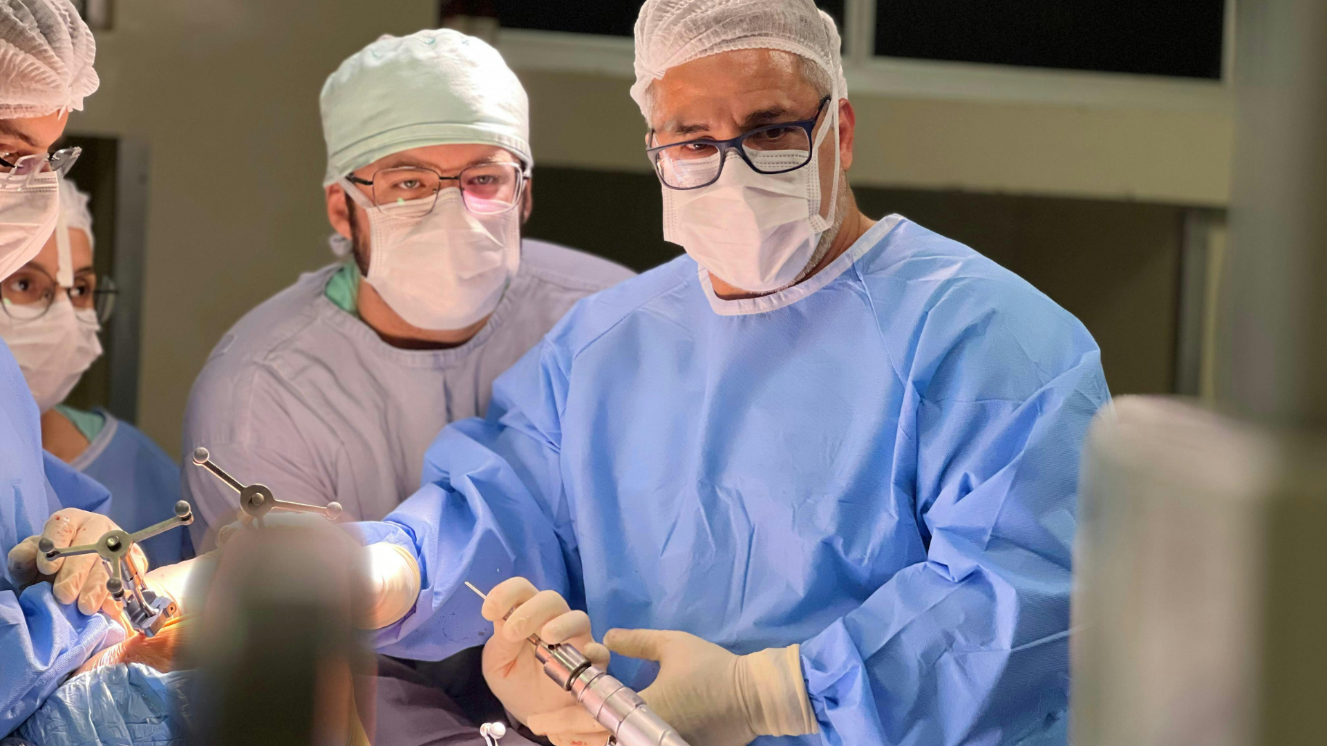 Phẫu thuật kết hợp xương sử dụng các vật liệu chuyên dụng cơ học để cố định các đầu xương gãy