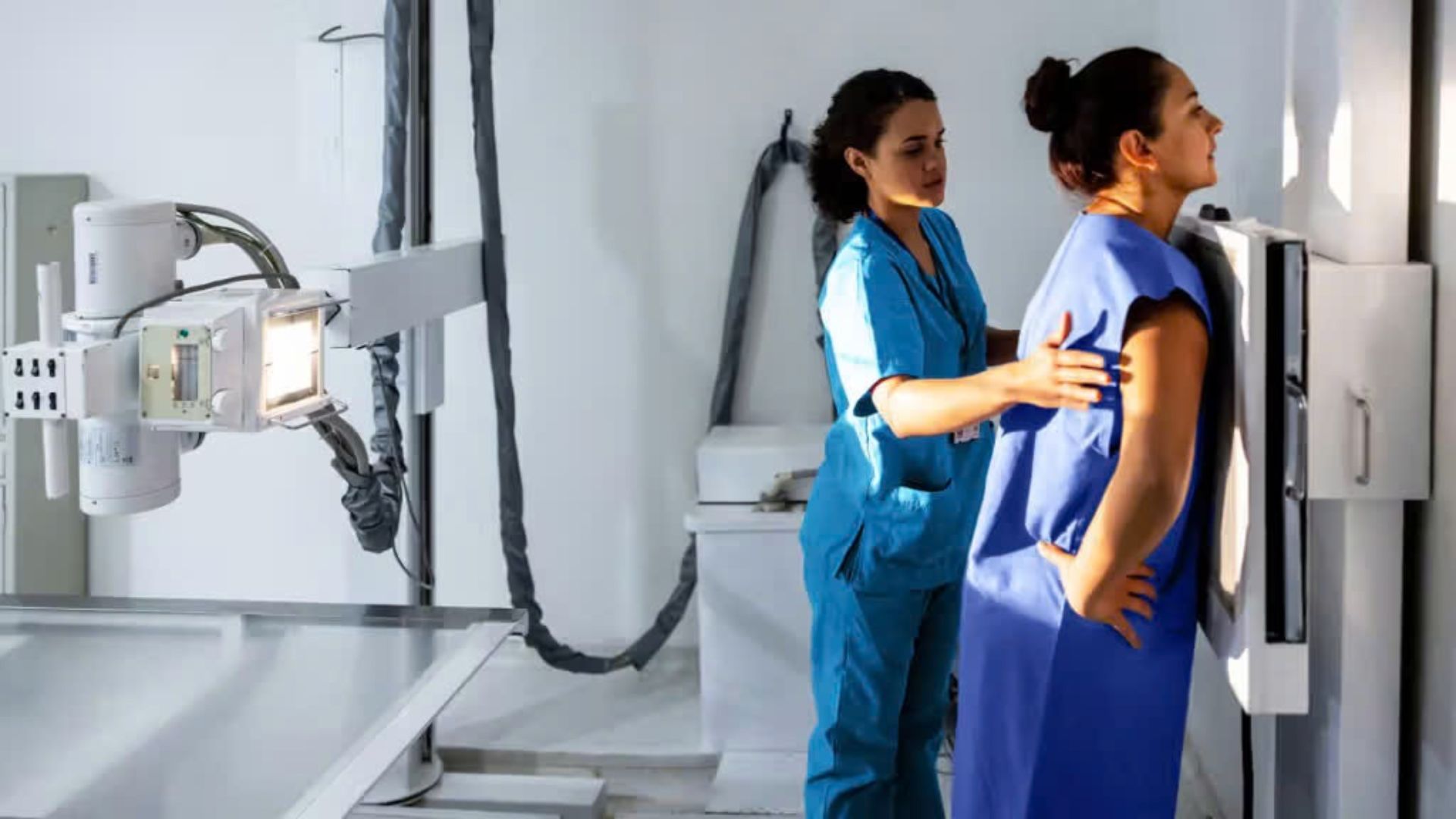 Chụp X-quang ngực giúp phát hiện vị trí và số lượng xương gãy