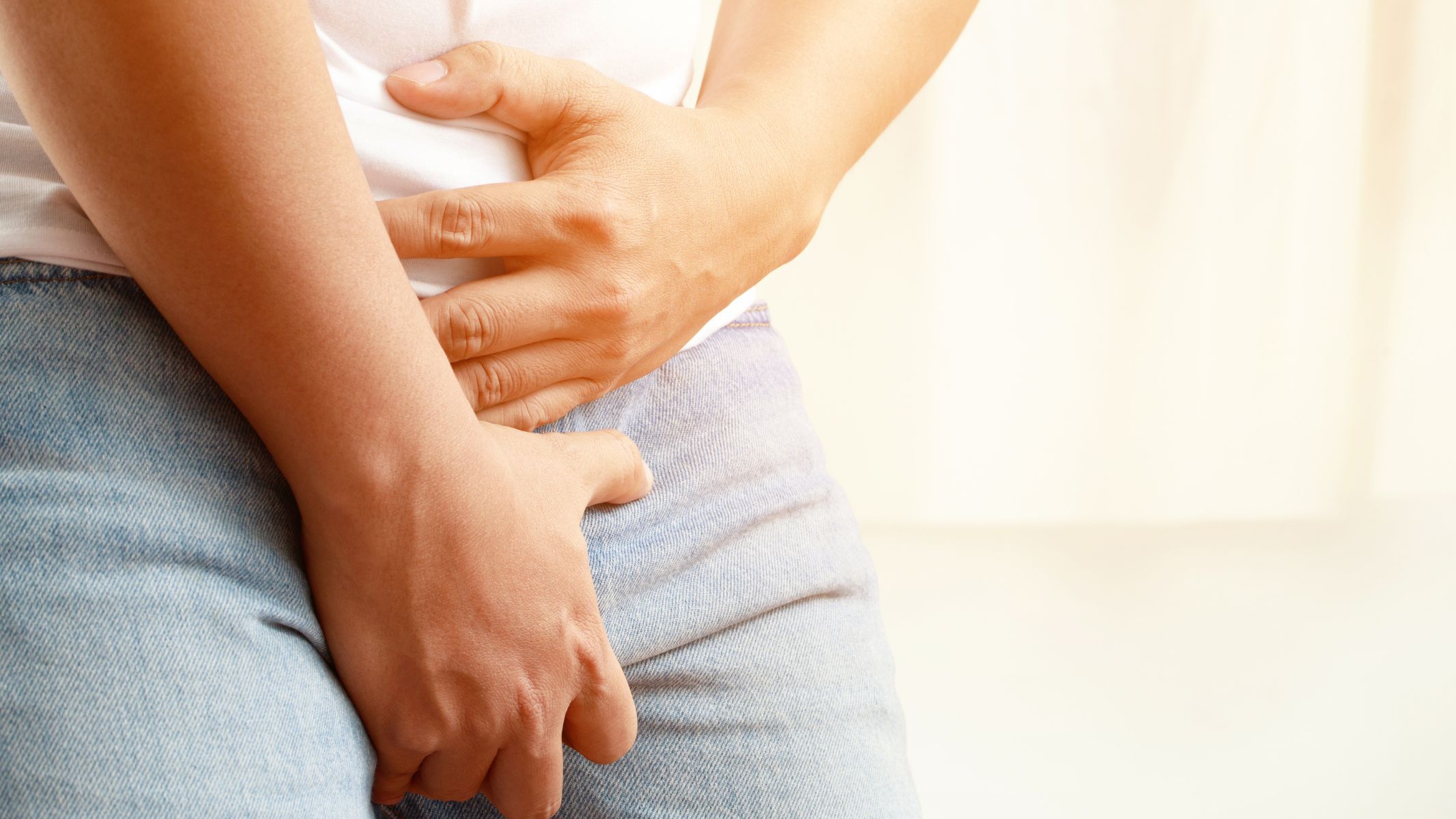 Bệnh thường gây ngứa ngáy và xuất hiện mụn nước nhỏ, li ti quanh bìu và dương vật