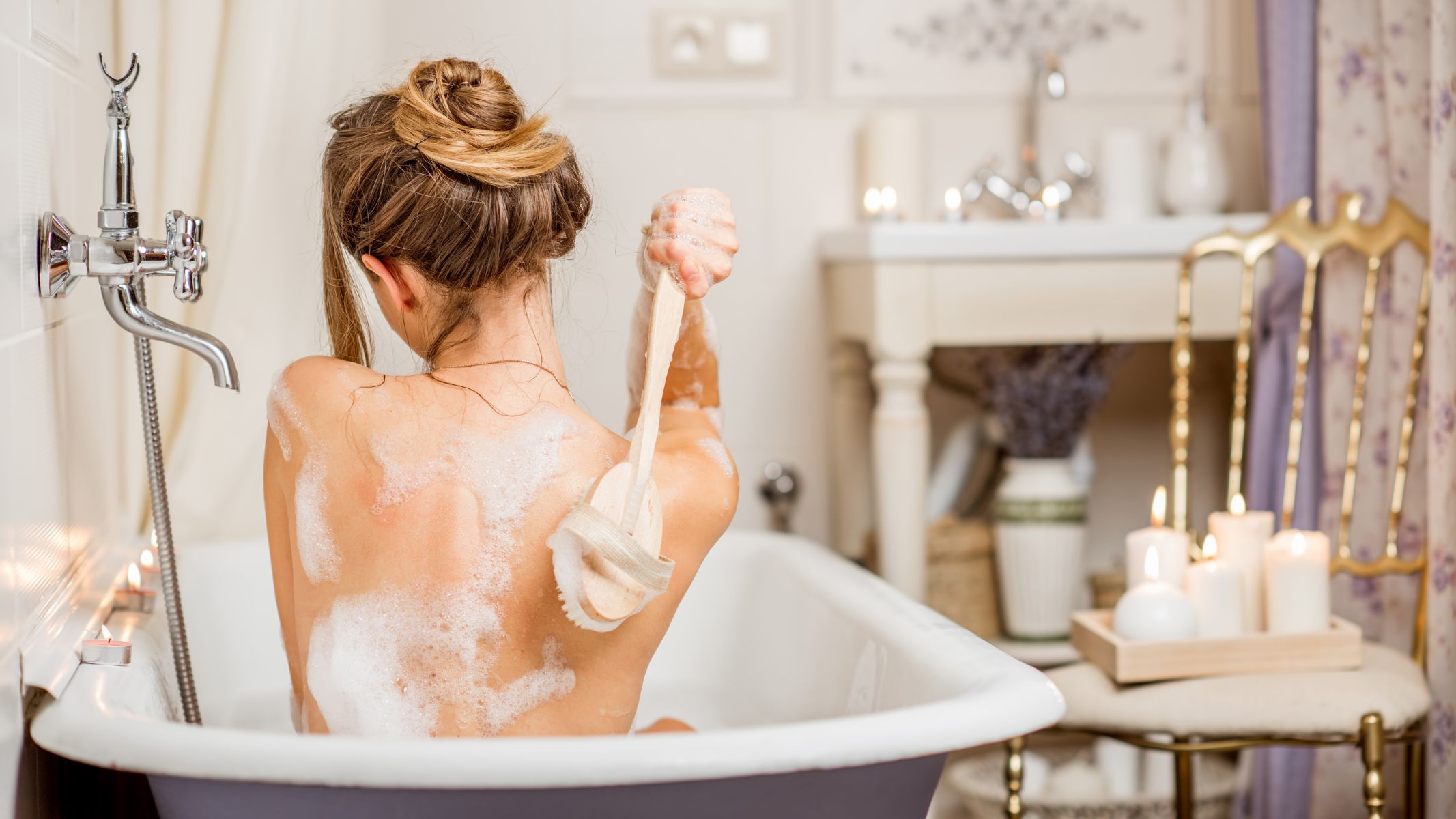 Để phòng ngừa bệnh ghẻ, cần thường xuyên tắm rửa, thay quần áo hàng ngày và chú ý vệ sinh da kỹ càng, nhất là vùng có nhiều mồ hôi, nếp gấp