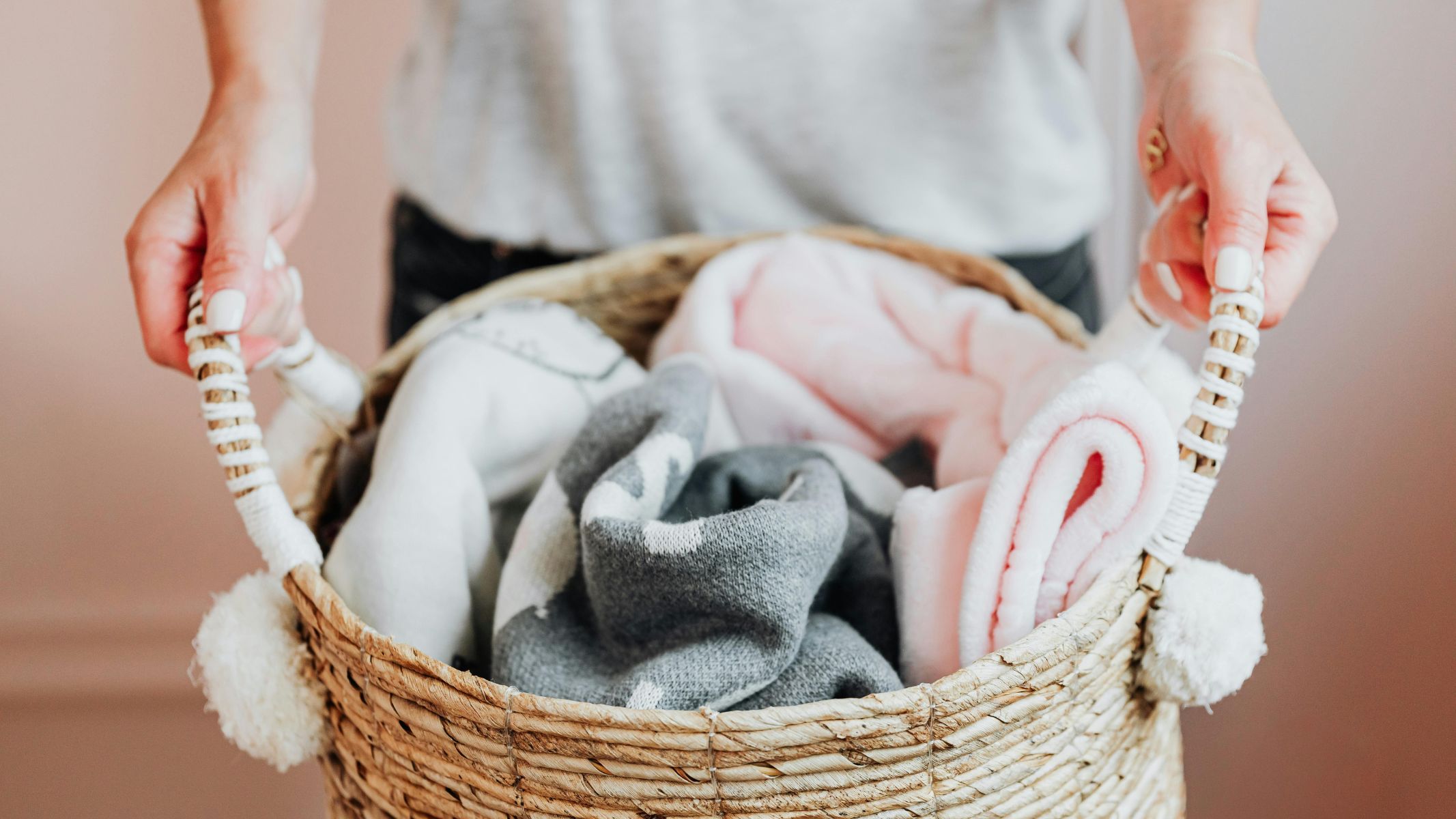 Giặt và sấy khô quần áo, chăn ga, khăn tắm ở nhiệt độ cao khi trong nhà có người mắc bệnh